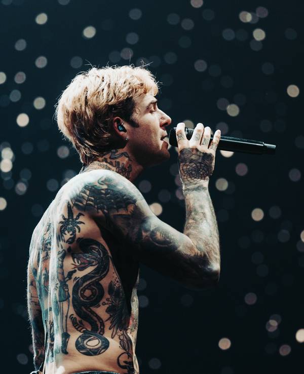 Jesse Rutherford von der Band The Neighbourhood auf der Bühne.