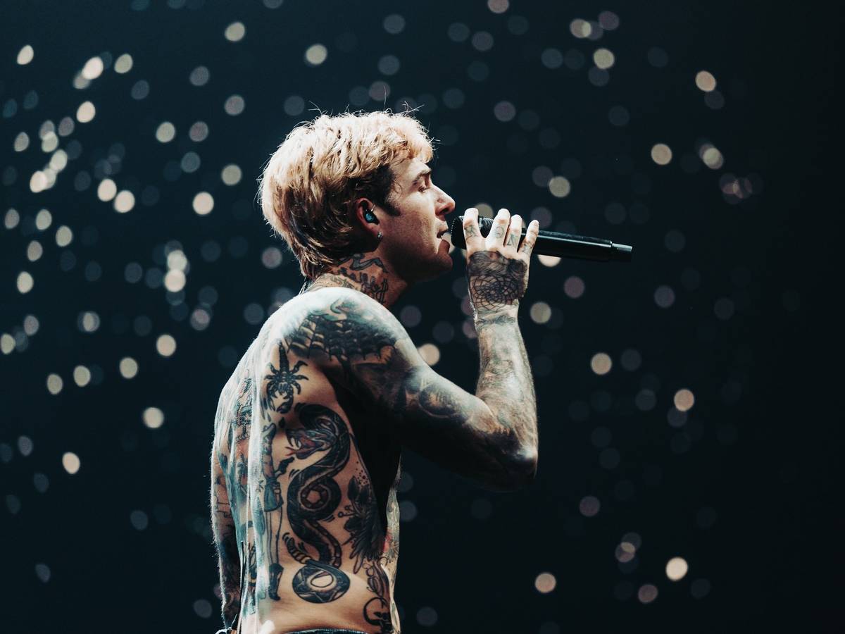 Jesse Rutherford von der Band The Neighbourhood auf der Bühne.
