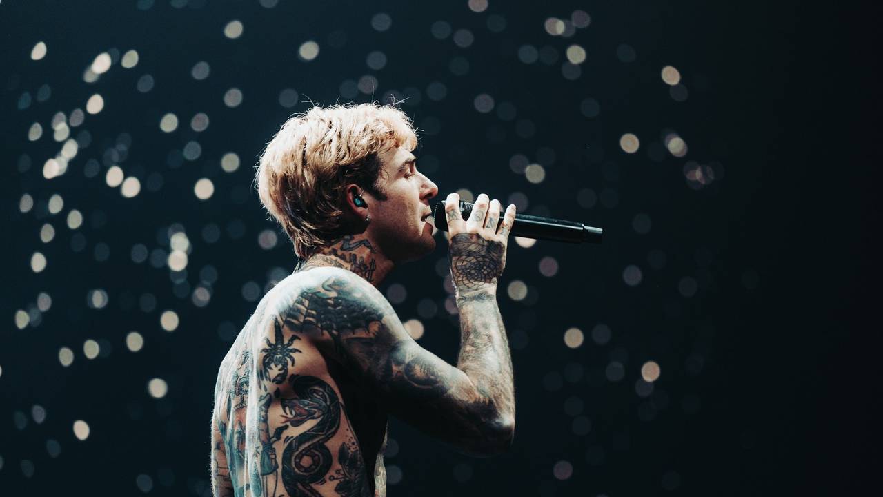 Jesse Rutherford von der Band The Neighbourhood auf der Bühne.