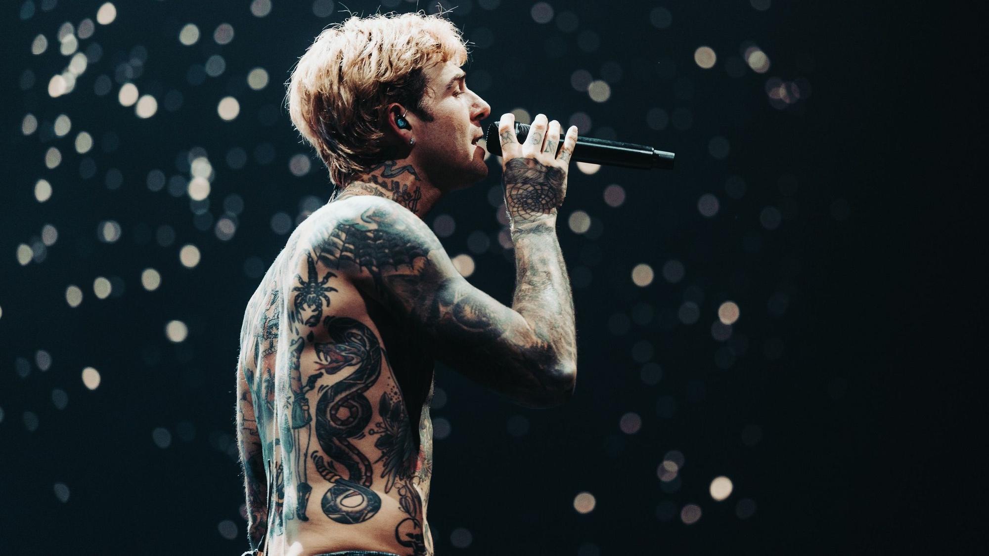 Jesse Rutherford von der Band The Neighbourhood auf der Bühne.
