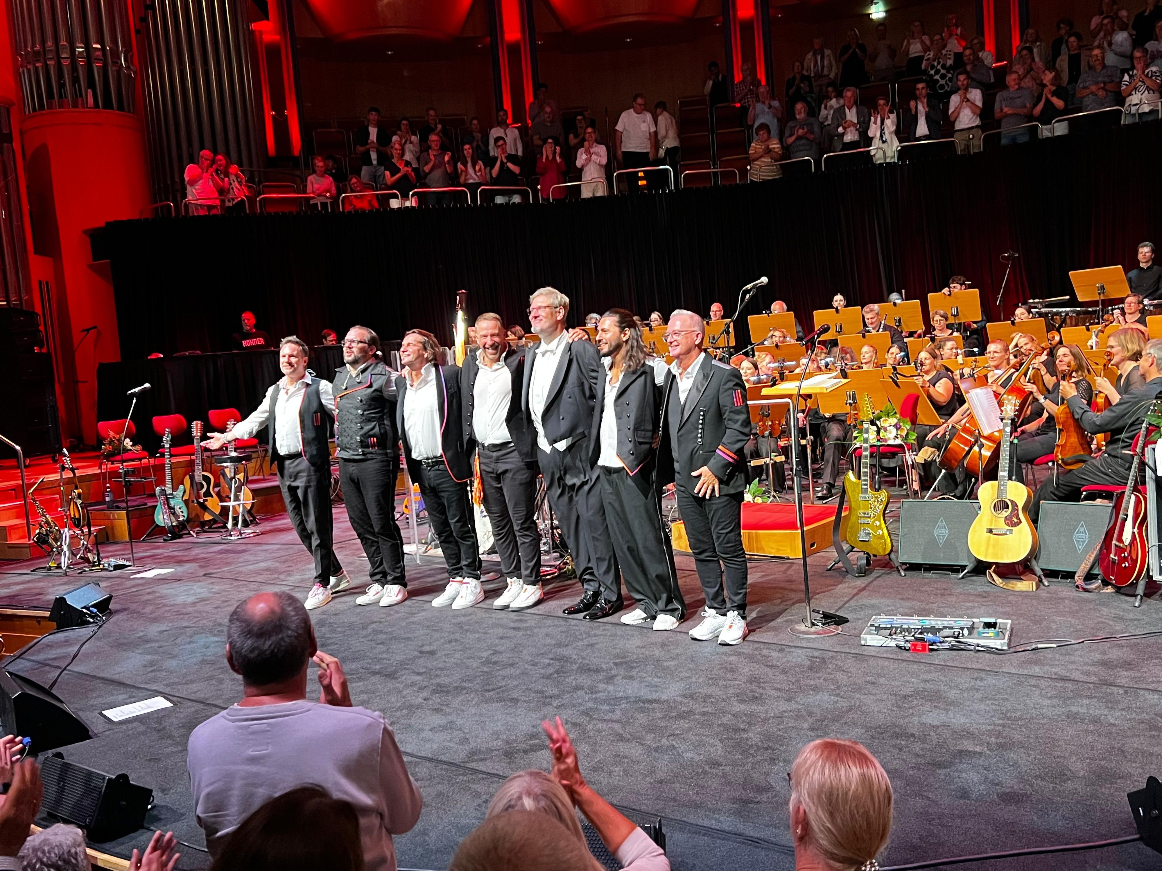 Die Höhner nach ihrem Konzert in der Philharmonie Köln.