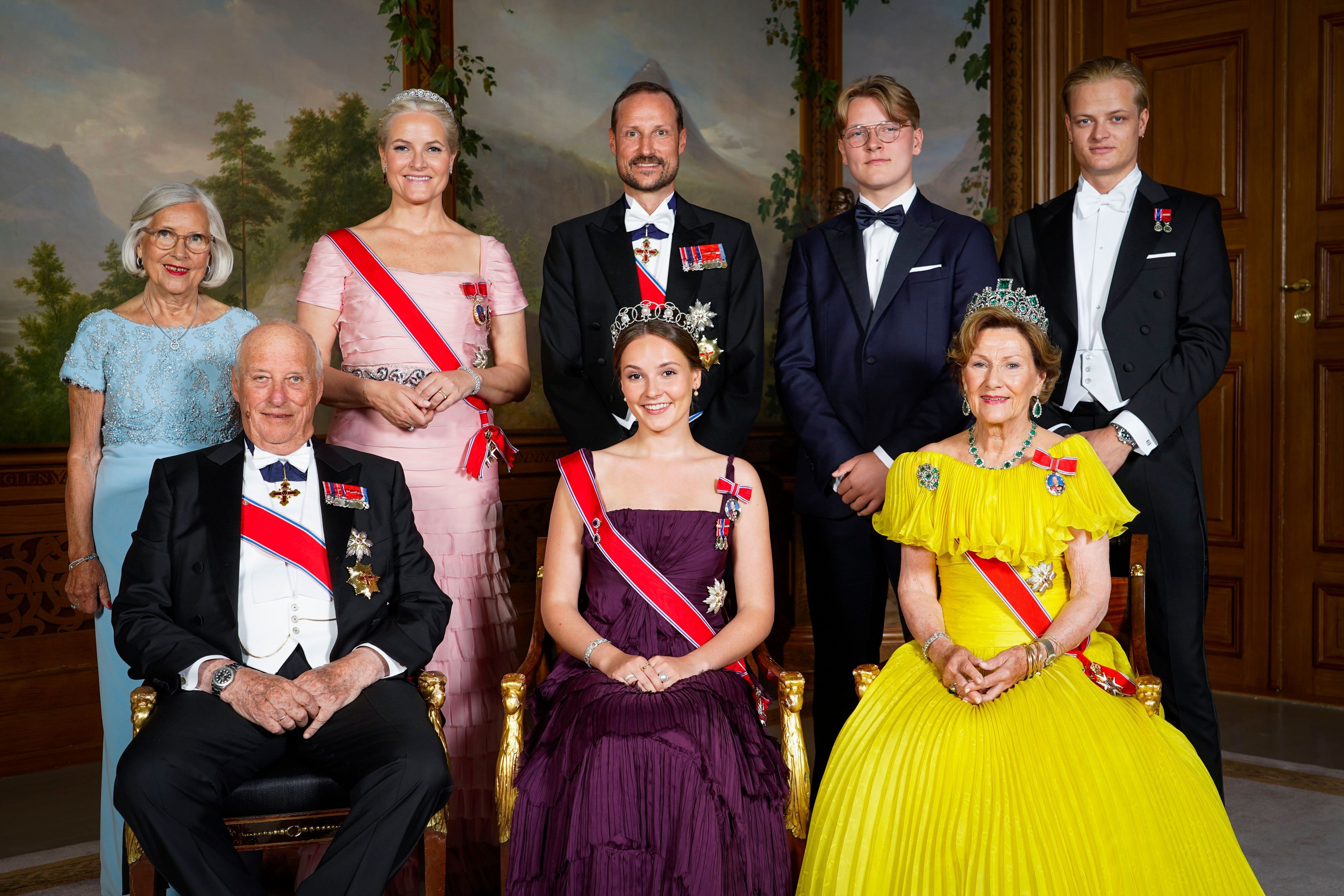 Marit Tjessem (hinten l-r), Mutter der heutigen Königin von Norwegen, die damalige Kronprinzessin Mette-Marit von Norwegen, der damalige Kronprinz Haakon von Norwegen, Sverre Magnus, Prinz von Norwegen, Marius Borg Høiby, Sohn der Kronprinzessin, König Harald V. (vorne l-r), die heutige Kronprinzessin Ingrid Alexandra und Königin Sonja posieren gemeinsam für ein Gruppenfoto anlässlich des Geburtstages von Prinzessin Ingrid Alexandra.