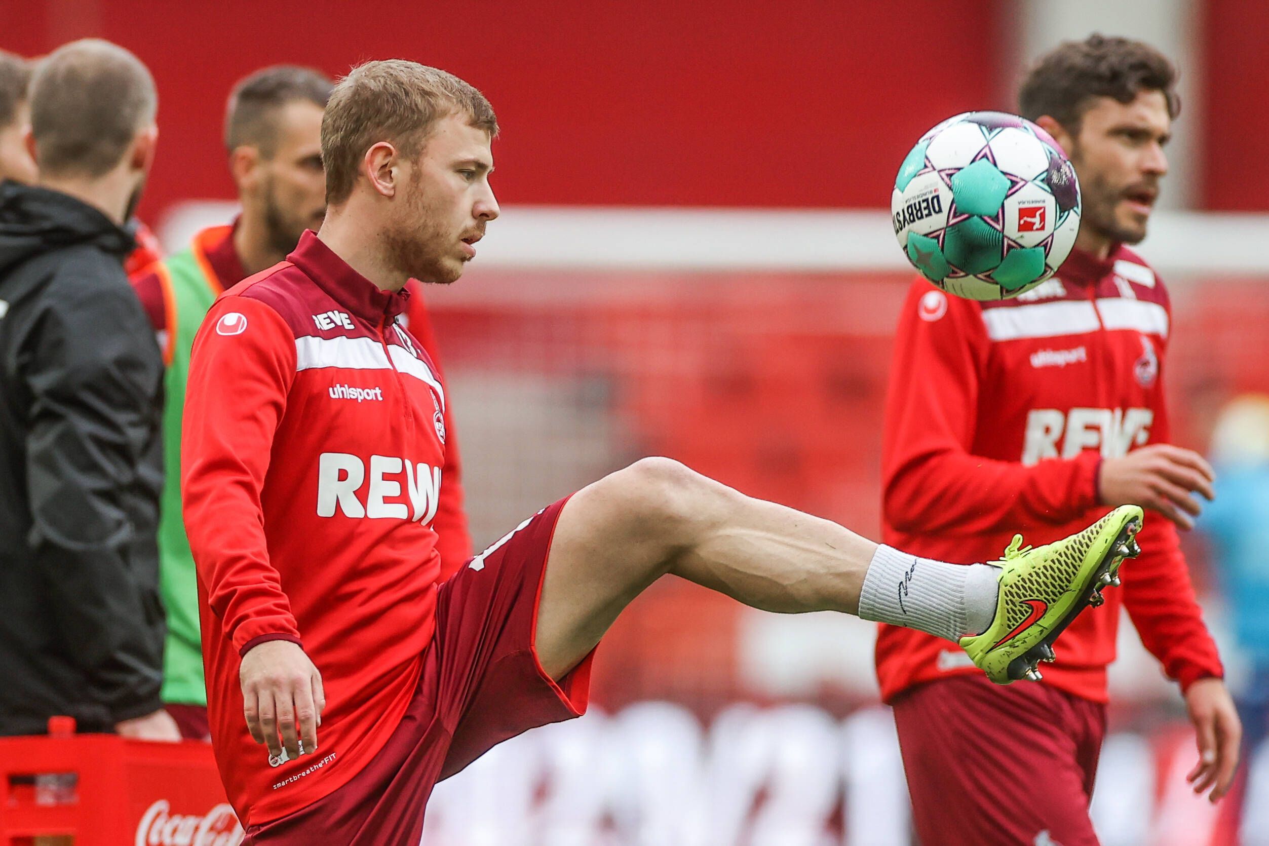 Beim Aufwärmen des 1. FC Köln hält Max Meyer den Ball hoch.