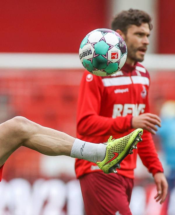 Beim Aufwärmen des 1. FC Köln hält Max Meyer den Ball hoch.
