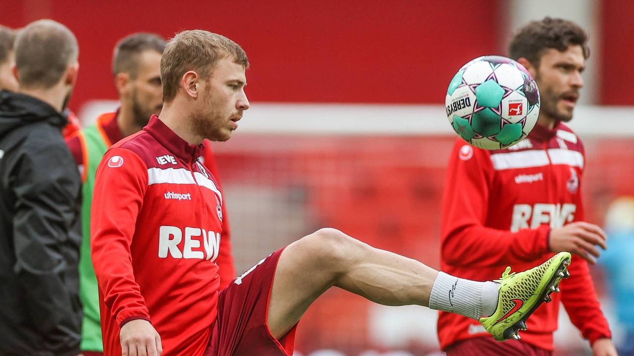 Beim Aufwärmen des 1. FC Köln hält Max Meyer den Ball hoch.