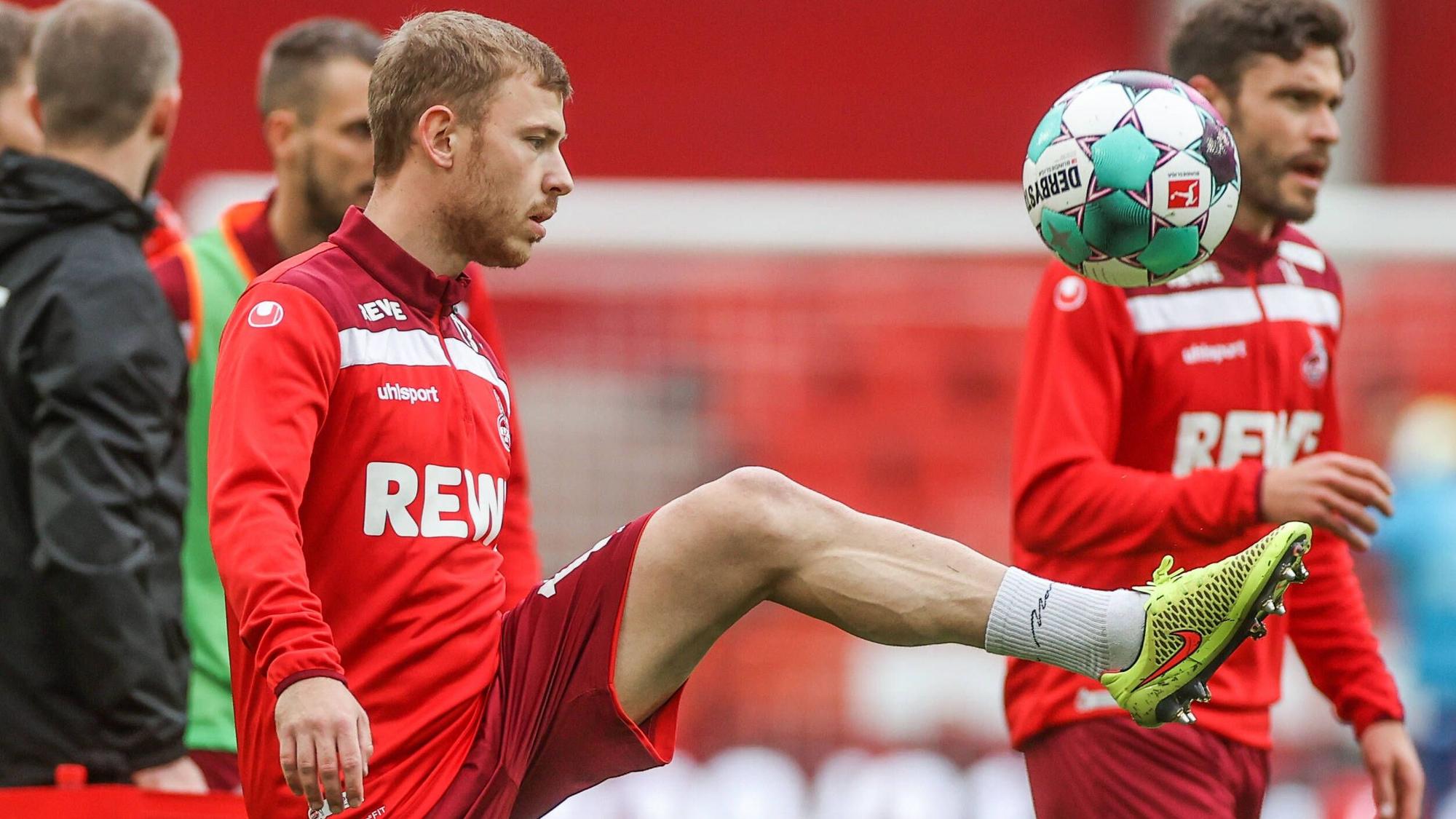Beim Aufwärmen des 1. FC Köln hält Max Meyer den Ball hoch.
