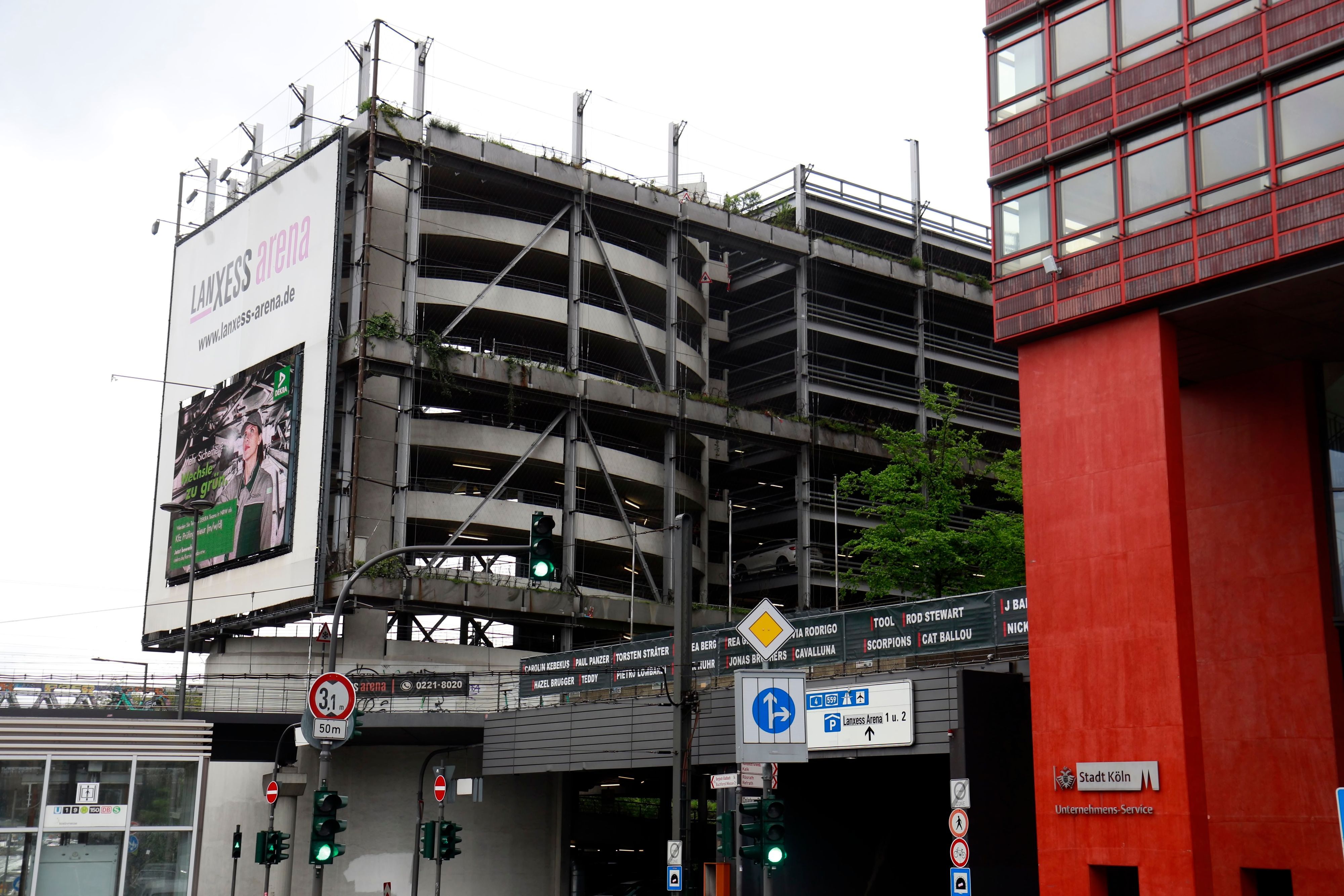 Die Parkhäuser an der Lanxess-Arena und unter dem Stadthaus.