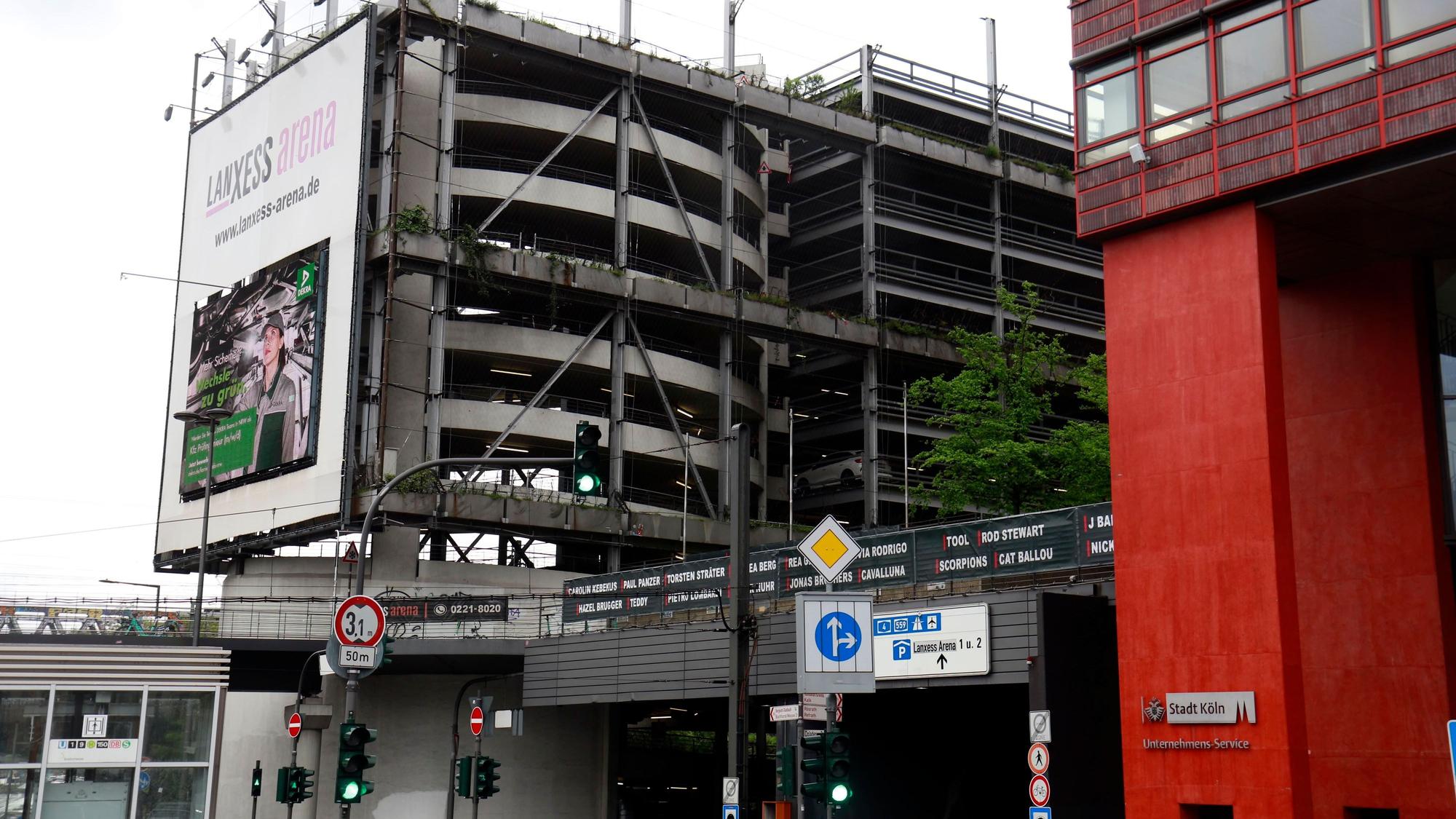 Die Parkhäuser an der Lanxess-Arena und unter dem Stadthaus.