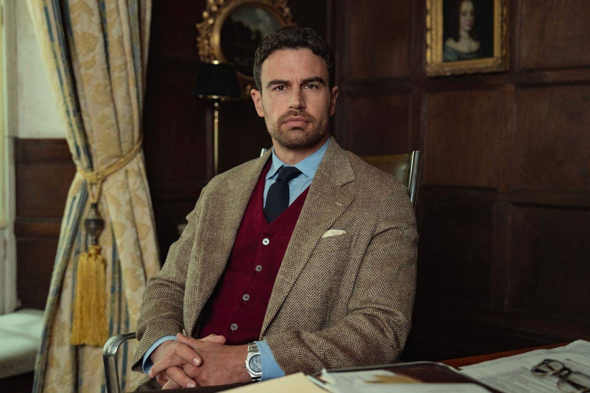 In Staffel eins wollte Eddie (Theo James), der neue Herzog von Halstead, noch unbedingt sämtliche Verbindungen zu kriminellen Organisationen lösen, ehe er sich am Ende ganz für eine Karriere im Drogengeschäft entschied. (Bild: Matthew Towers/Netflix)
