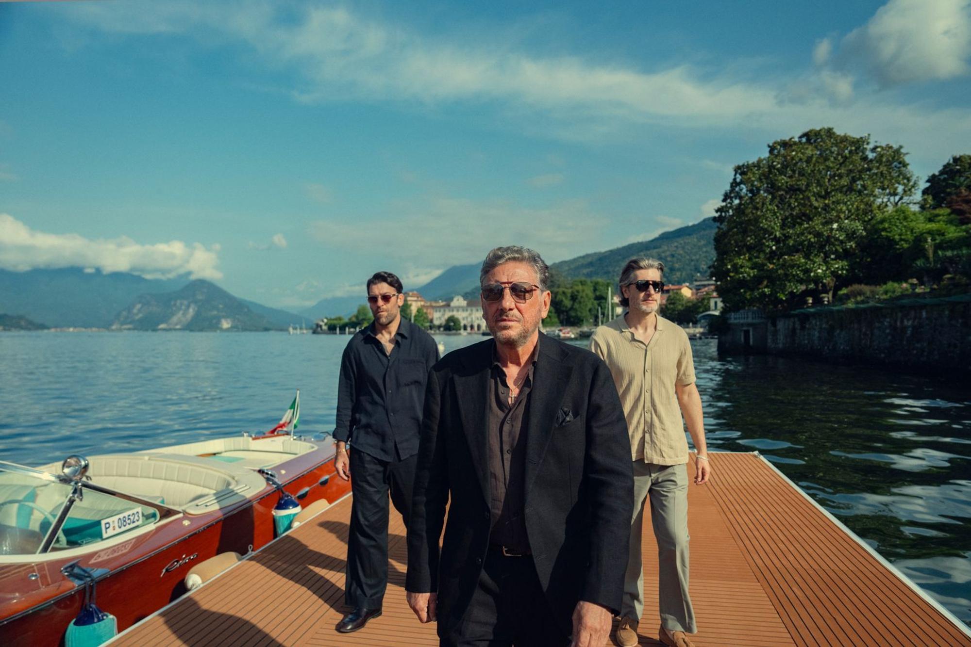 Der Pate Moretti (Sergio Castellitto, Mitte) ist der neue Gegenspieler von Susie und Eddie. Er möchte an ihren Drogengeschäften in Italien beteiligt werden, und das wird, wie zu erwarten, nicht billig für sie. (Bild: Matt Towers/Netflix)