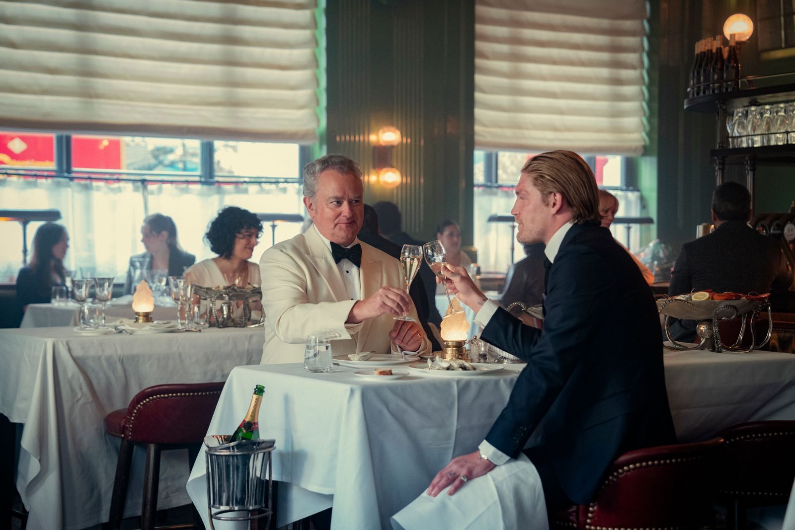 Hugh Bonneville (links), bekannt aus „Downton Abbey“ und „Paddington“, ist als Lord Hawthorne neu bei „The Gentlemen“. Harry Goodwins ist erneut als Susies Bruder Jack dabei. (Bild: Christopher Raphael/Netflix)