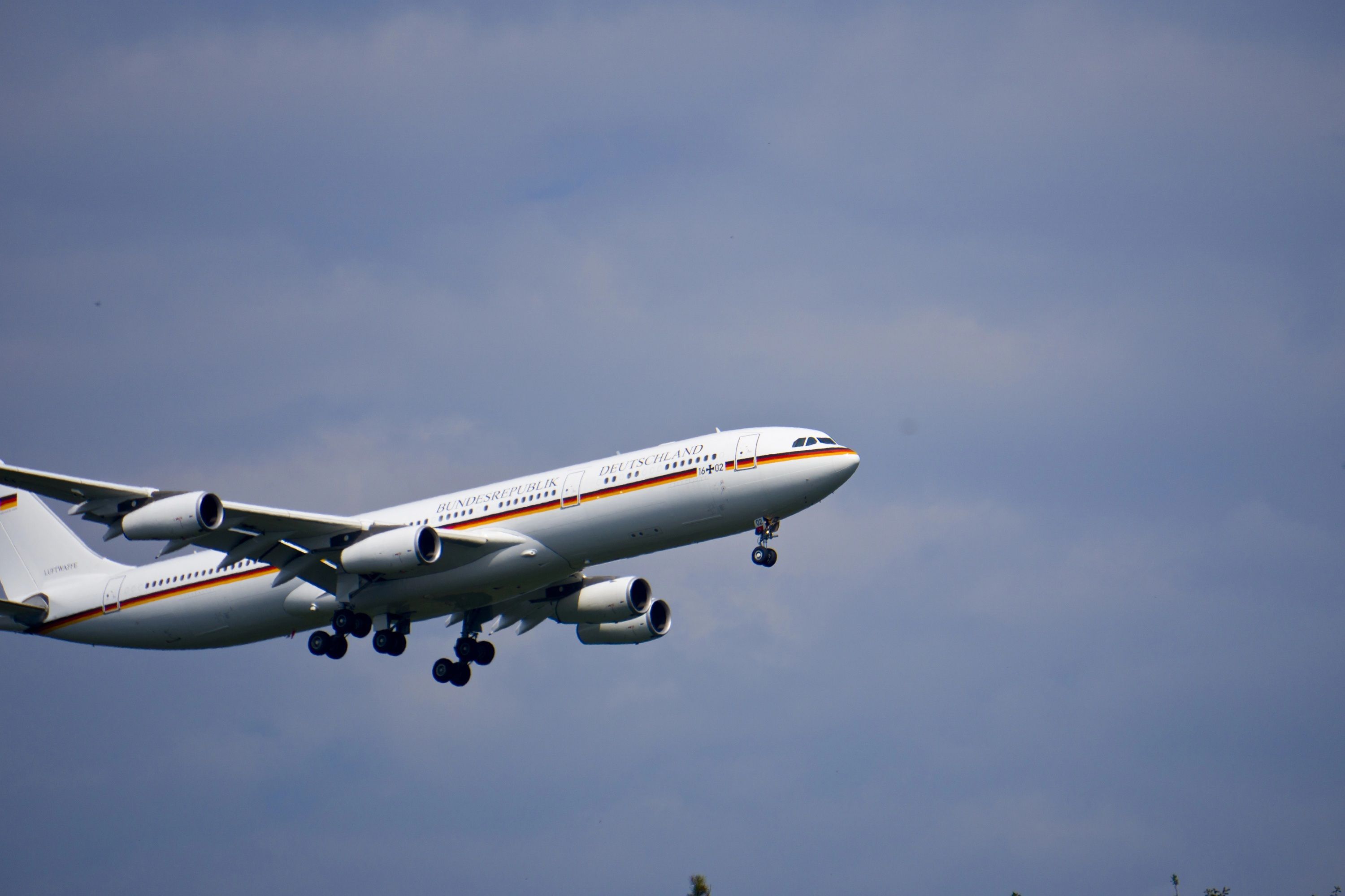 Die „Theodor Heuss“ über dem Flughafen Köln/Bonn (im September 2019).