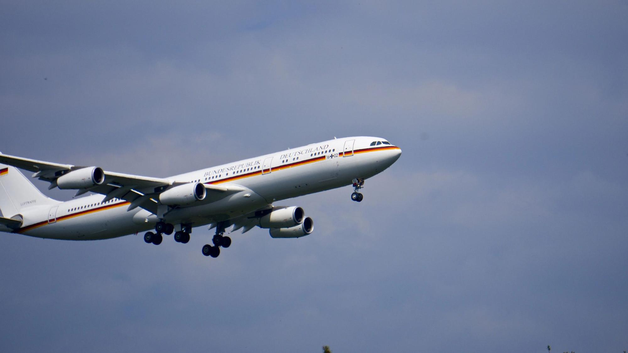 Die „Theodor Heuss“ über dem Flughafen Köln/Bonn (im September 2019).