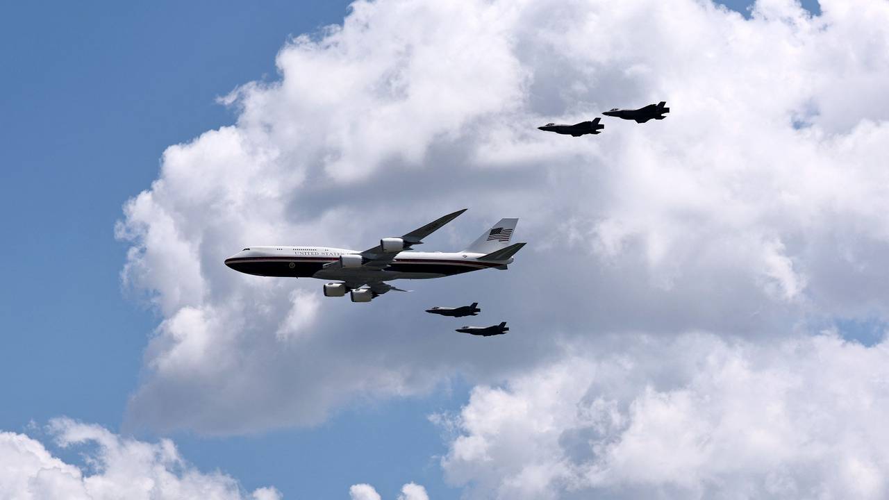Die Air Force One mit vier Kampfjets bei einem Flyover.