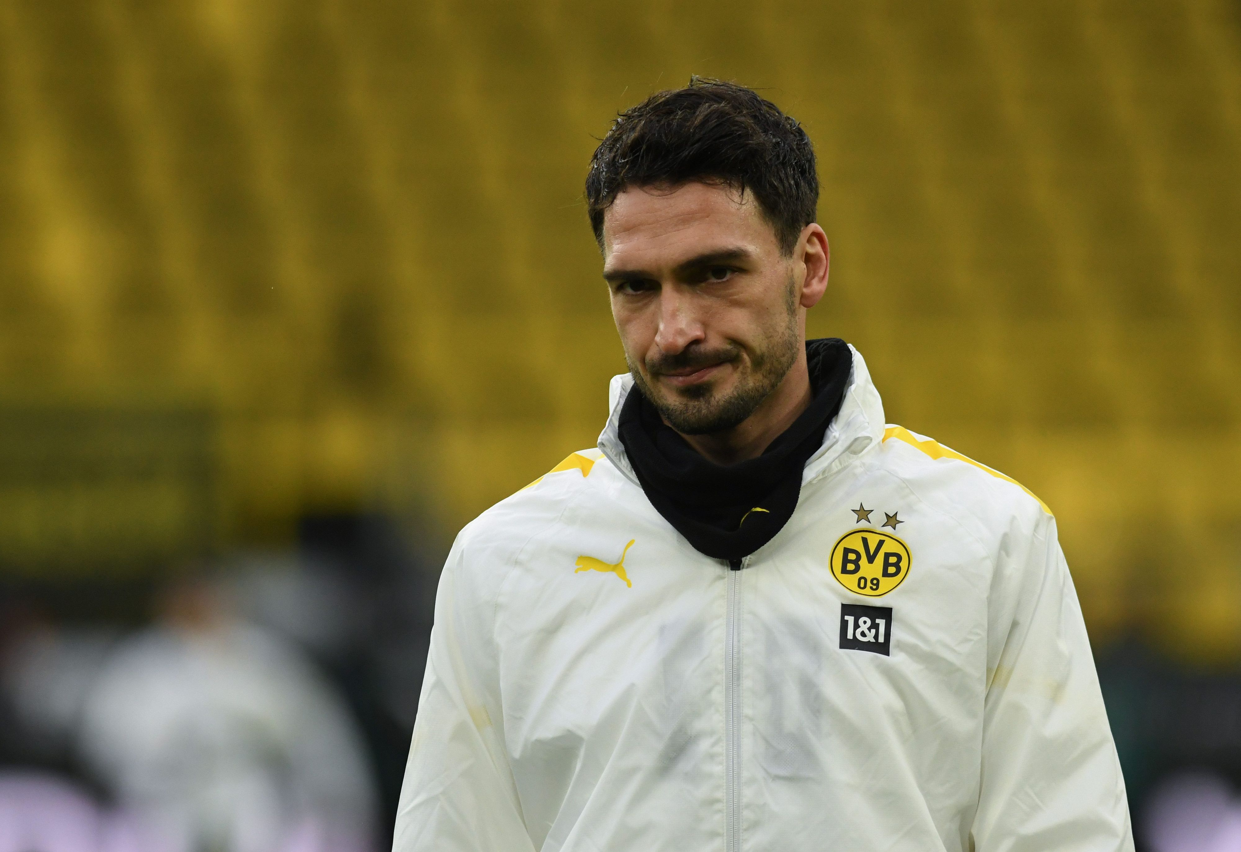 Mats Hummels in weißer BVB-Jacke.