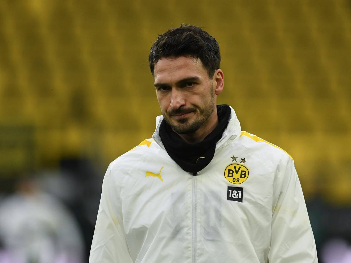 Mats Hummels in weißer BVB-Jacke.
