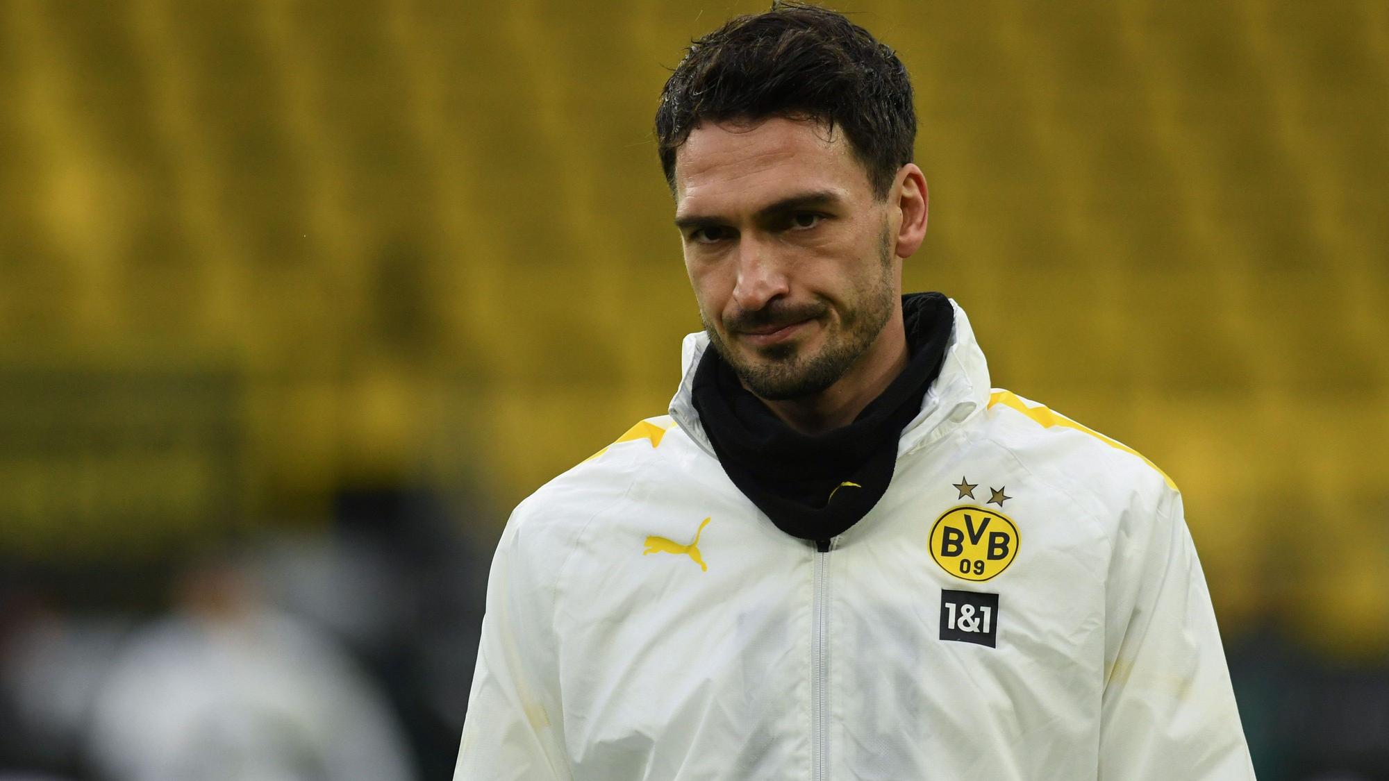 Mats Hummels in weißer BVB-Jacke.