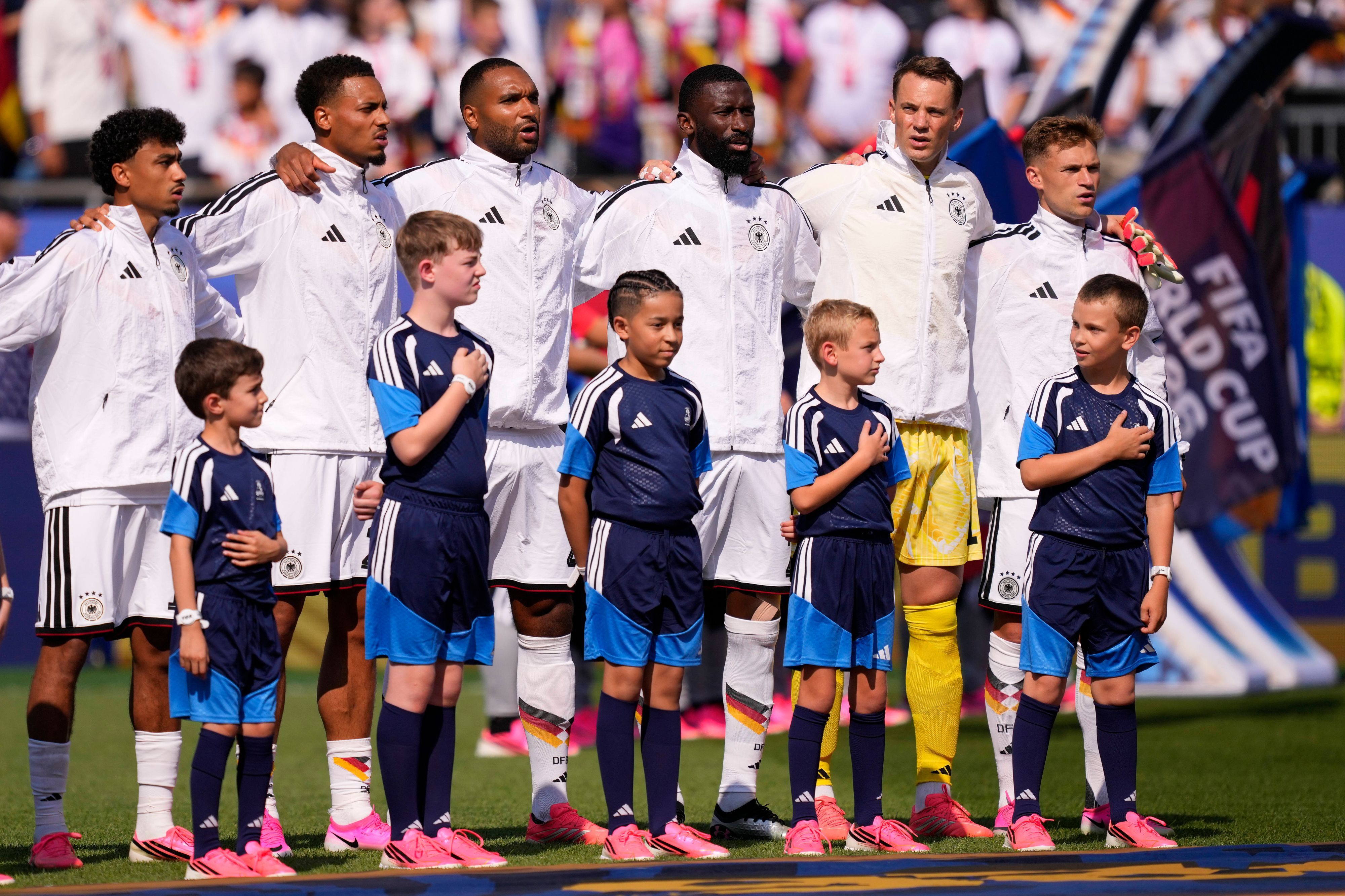 Nathaniel Brown, Felix Nmecha, Jonathan Tah, Antonio Rüdiger, Manuel Neuer und Joshua Kimmich bei der Hymne.