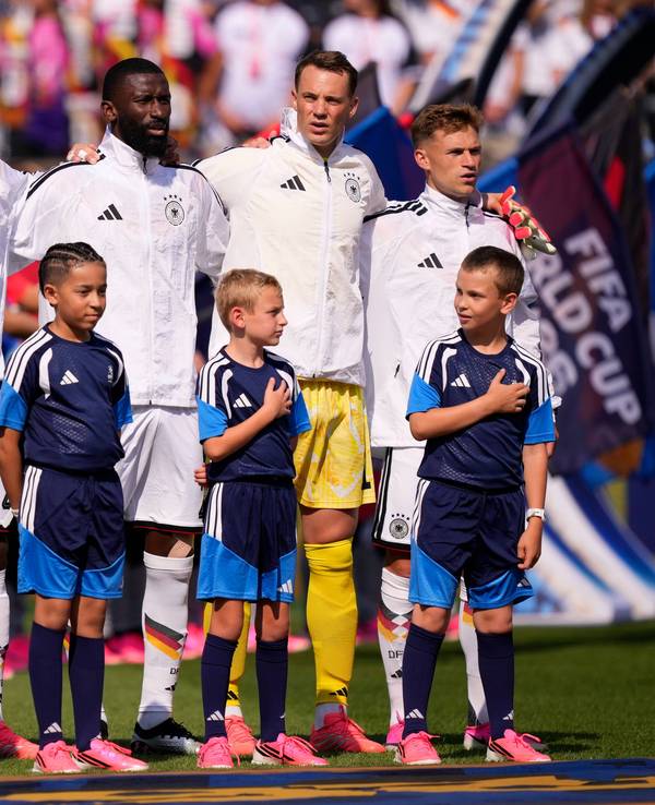 Nathaniel Brown, Felix Nmecha, Jonathan Tah, Antonio Rüdiger, Manuel Neuer und Joshua Kimmich bei der Hymne.