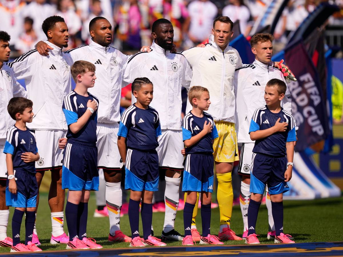 Nathaniel Brown, Felix Nmecha, Jonathan Tah, Antonio Rüdiger, Manuel Neuer und Joshua Kimmich bei der Hymne.