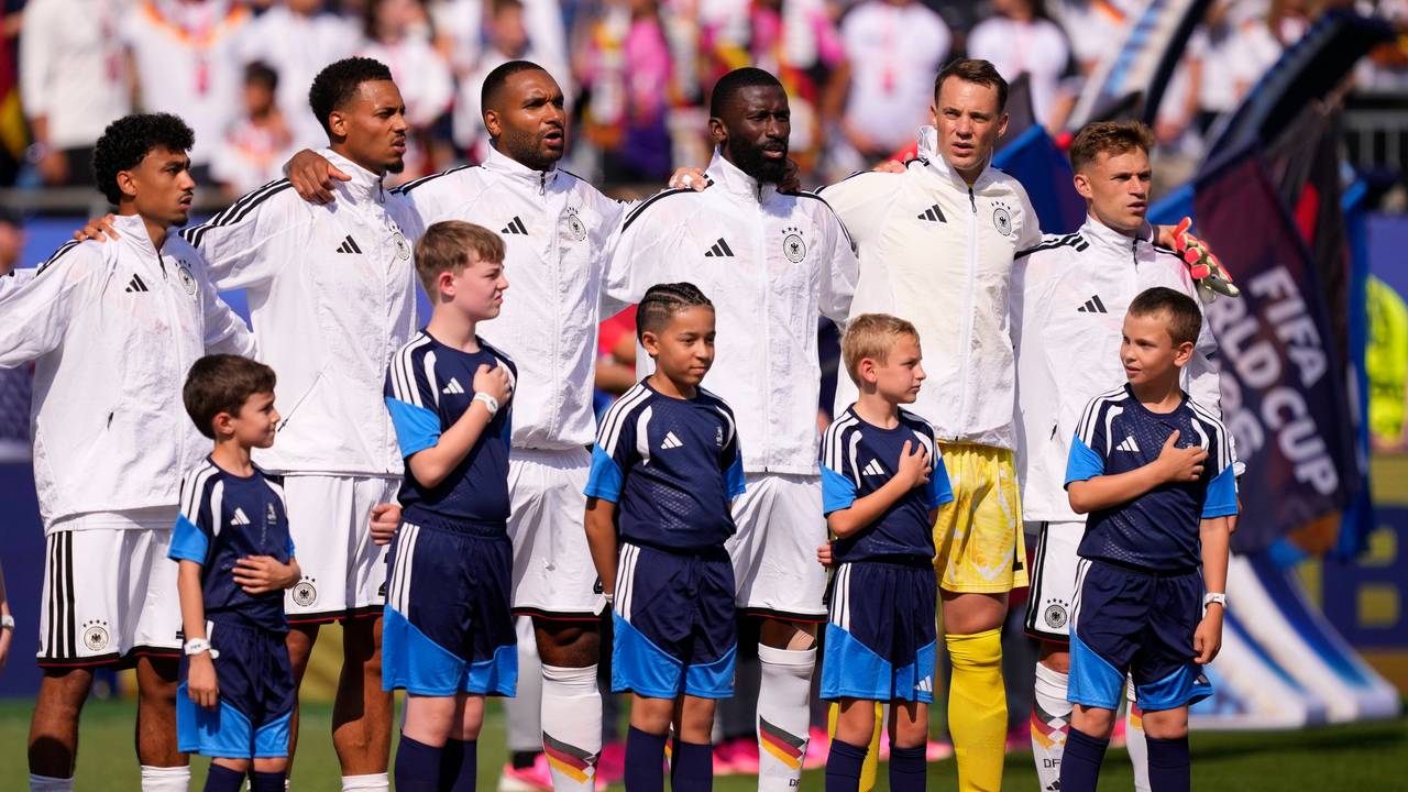 Nathaniel Brown, Felix Nmecha, Jonathan Tah, Antonio Rüdiger, Manuel Neuer und Joshua Kimmich bei der Hymne.