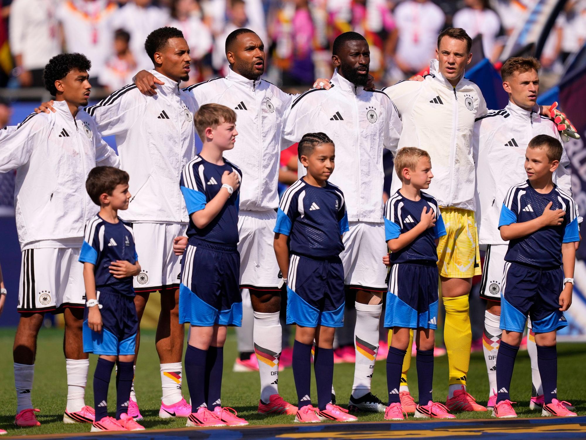 Nathaniel Brown, Felix Nmecha, Jonathan Tah, Antonio Rüdiger, Manuel Neuer und Joshua Kimmich bei der Hymne.