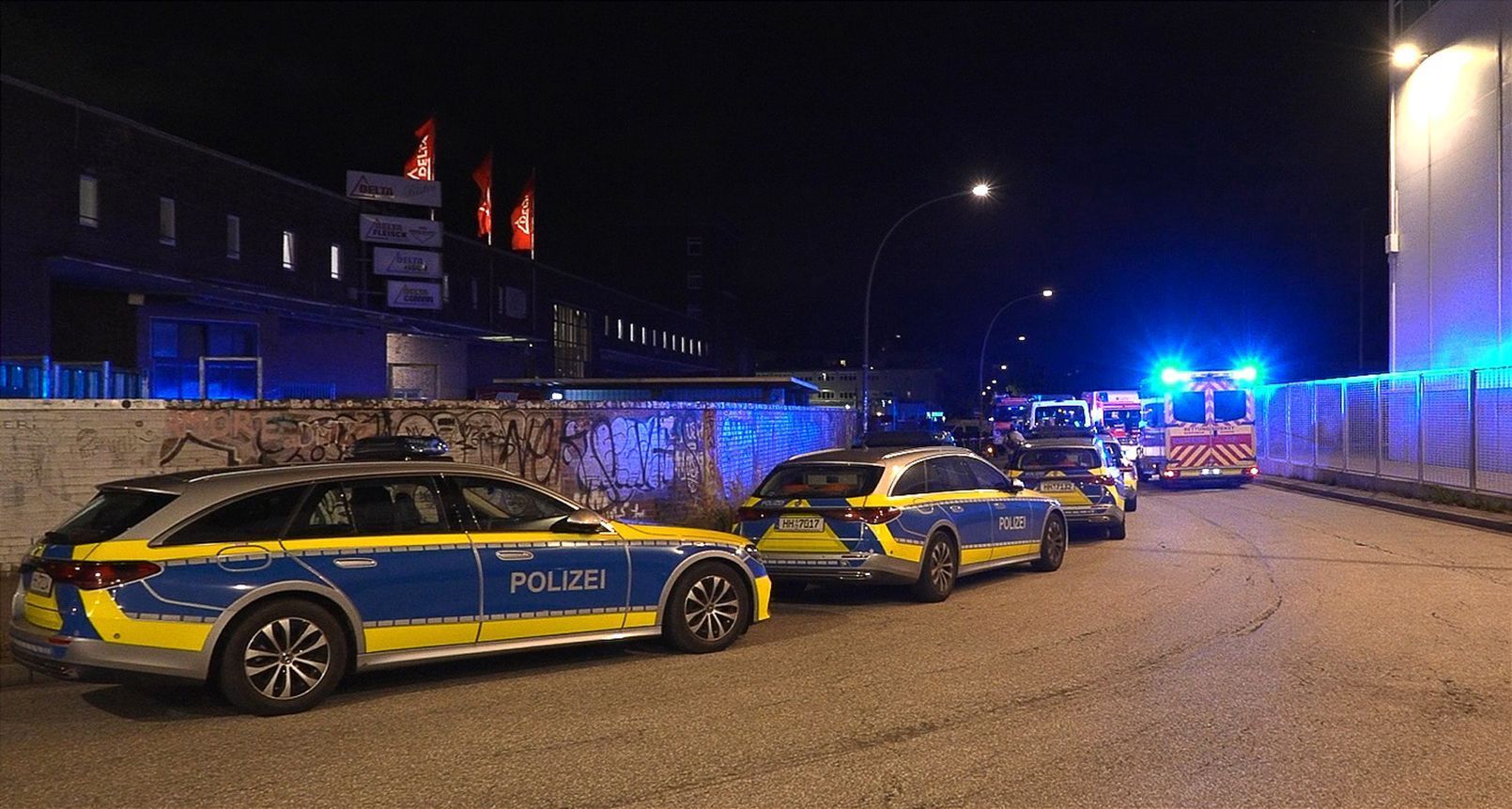 Polizeieinsatz mit Polizei- und Rettungsdienstfahrzeugen