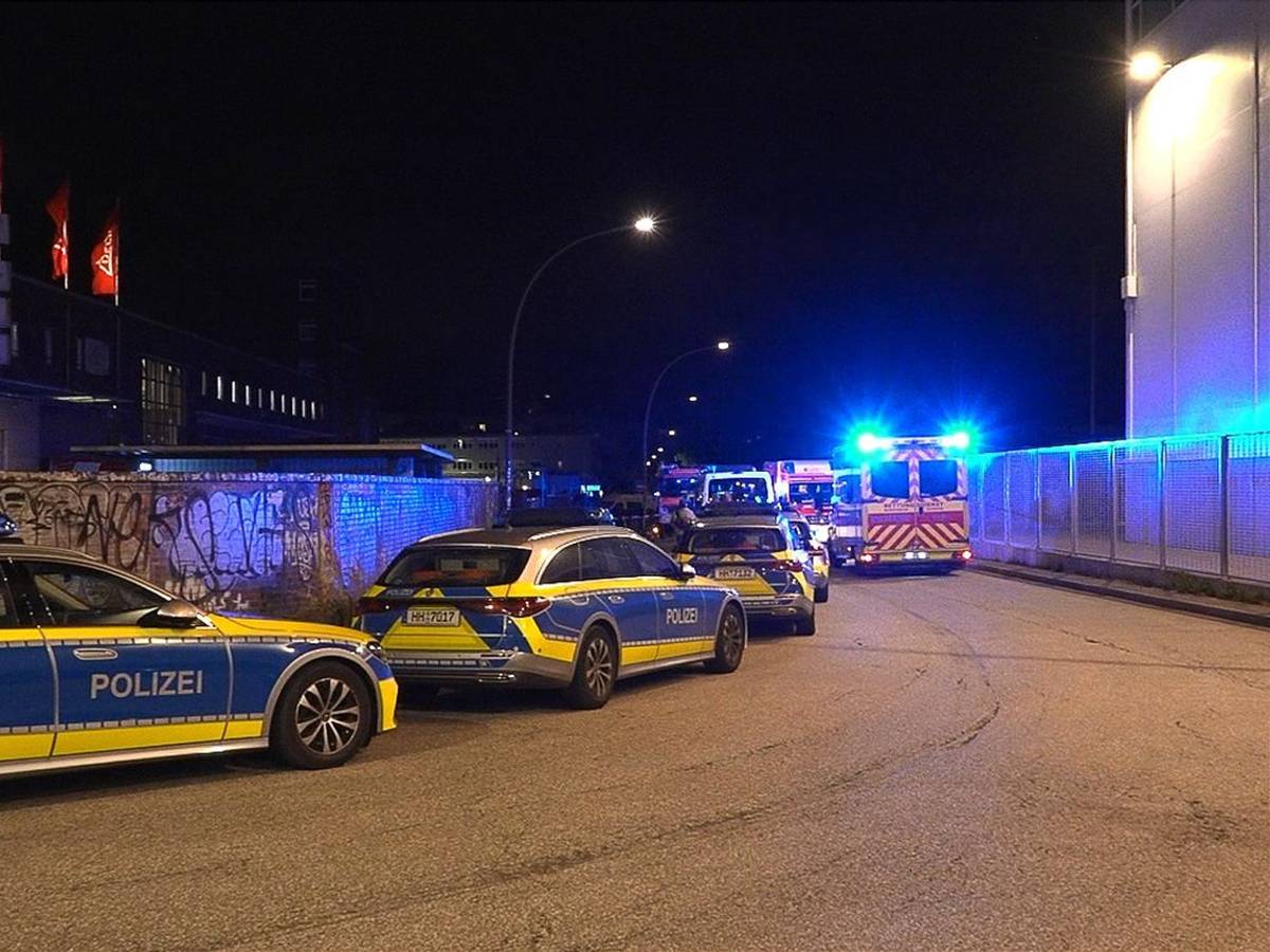 Polizeieinsatz mit Polizei- und Rettungsdienstfahrzeugen