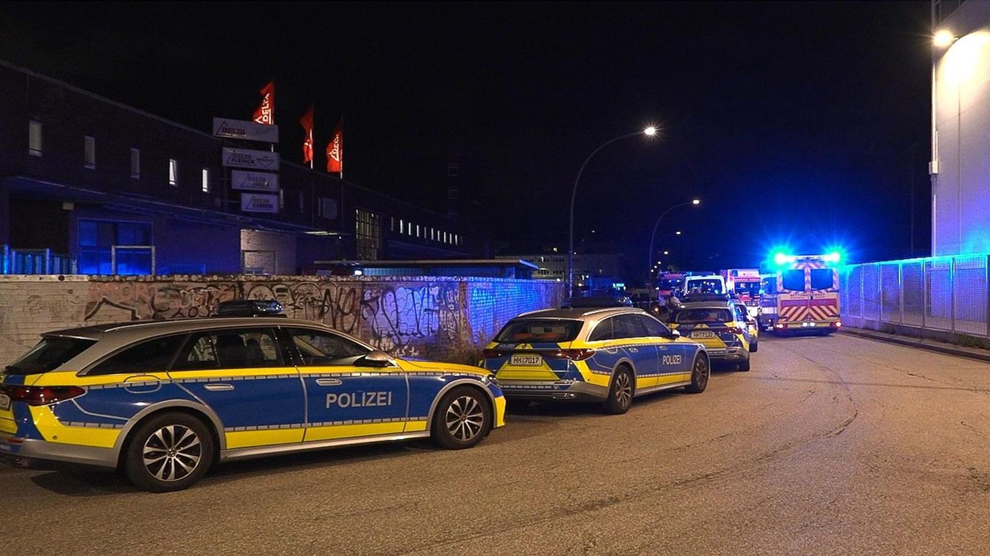 Polizeieinsatz mit Polizei- und Rettungsdienstfahrzeugen