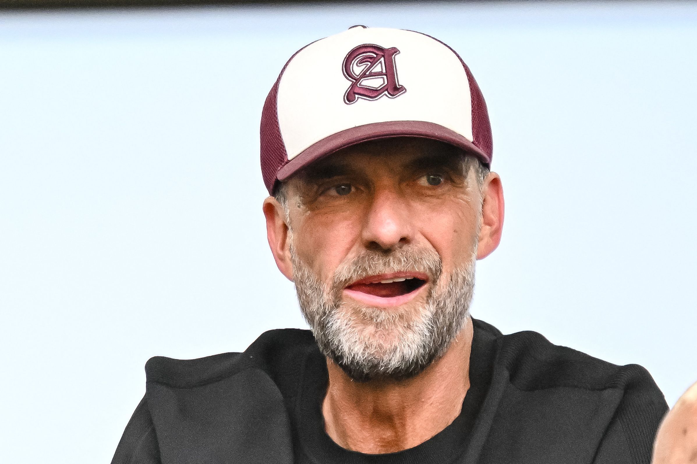 Jürgen Klopp trägt eine rot-weisse Kappe.