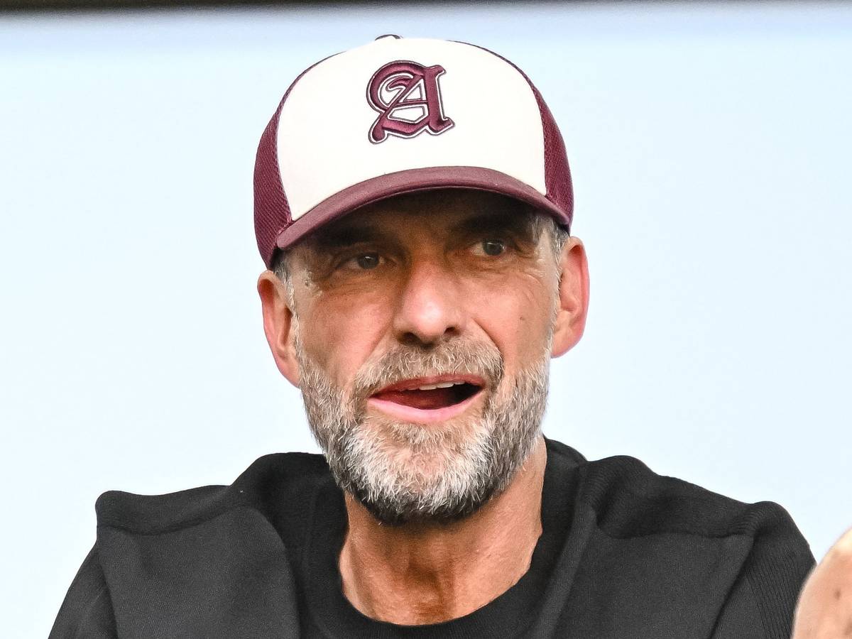 Jürgen Klopp trägt eine rot-weisse Kappe.