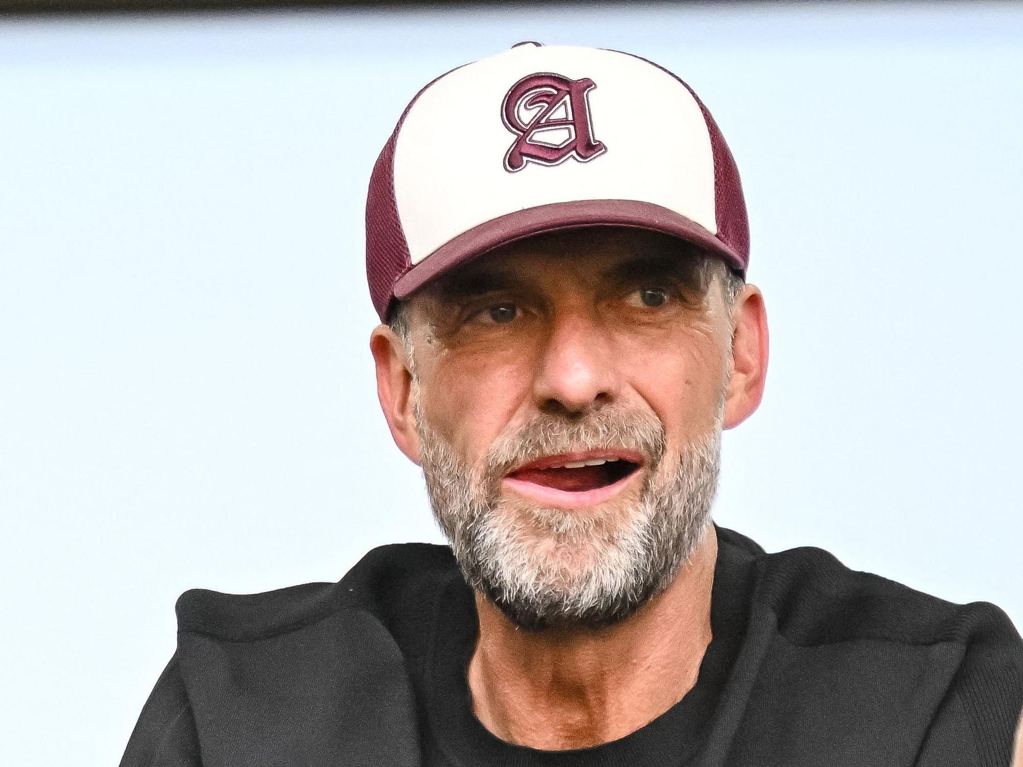 Jürgen Klopp trägt eine rot-weisse Kappe.