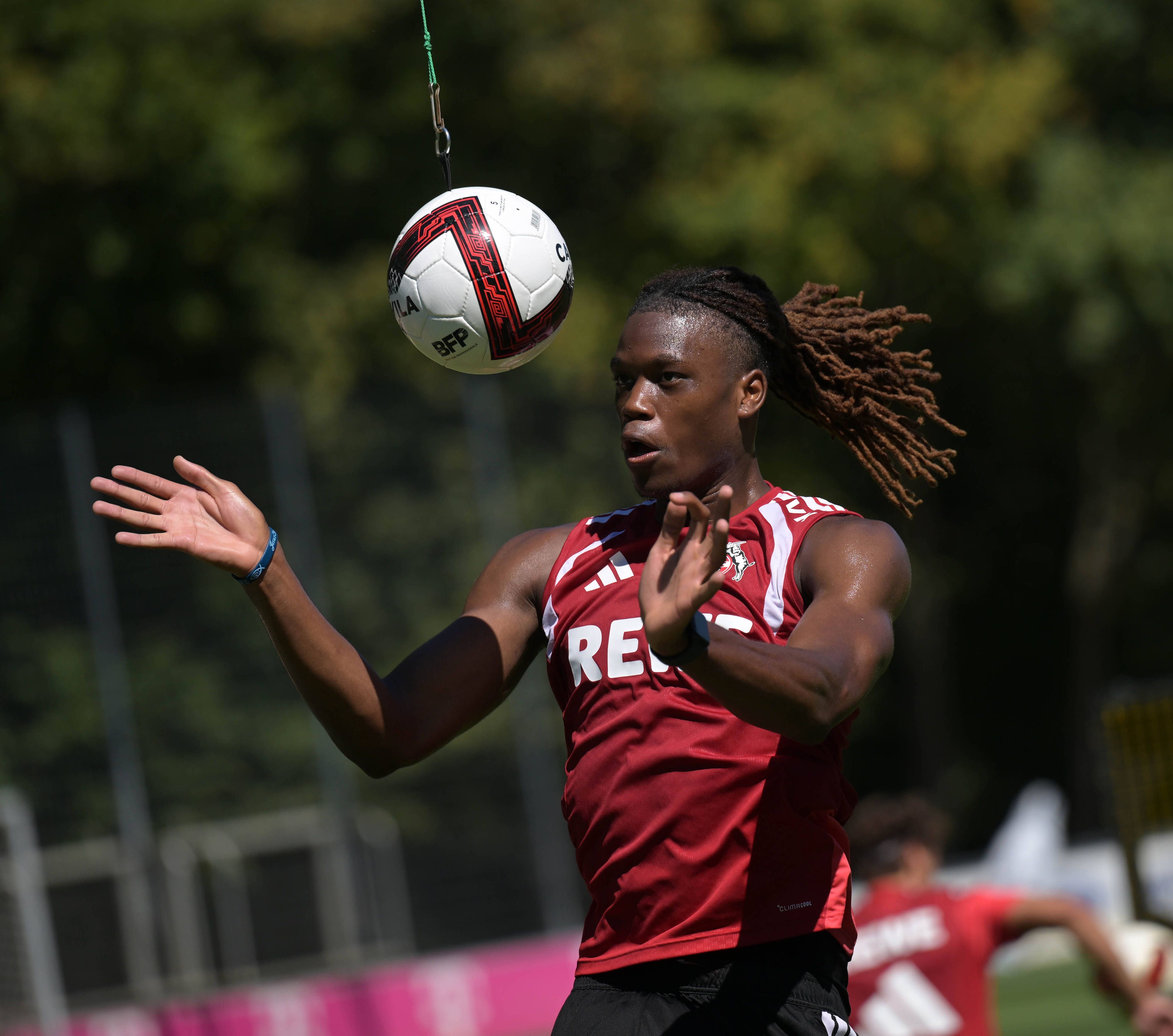 Kopfball im Training von Elias Bakatukanda.