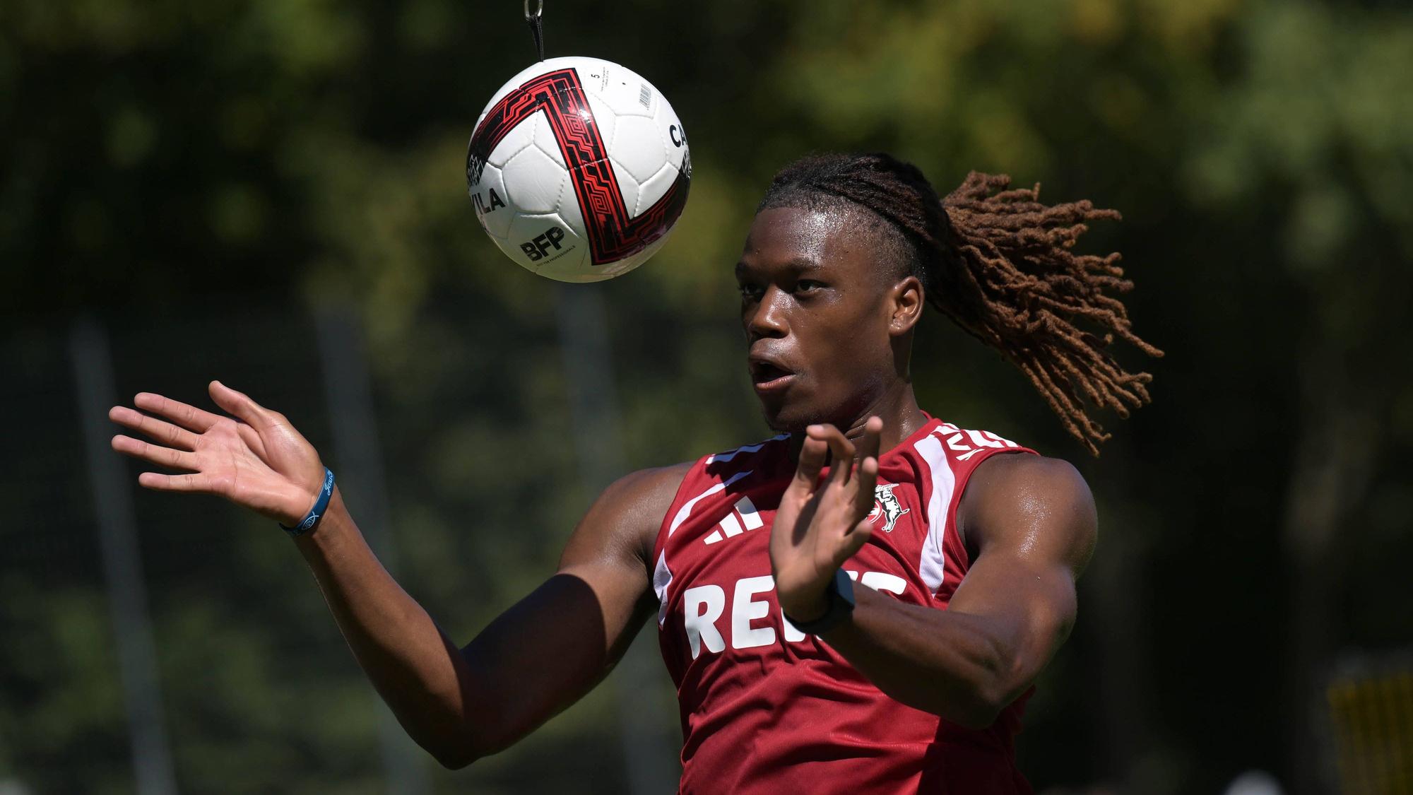 Kopfball im Training von Elias Bakatukanda.