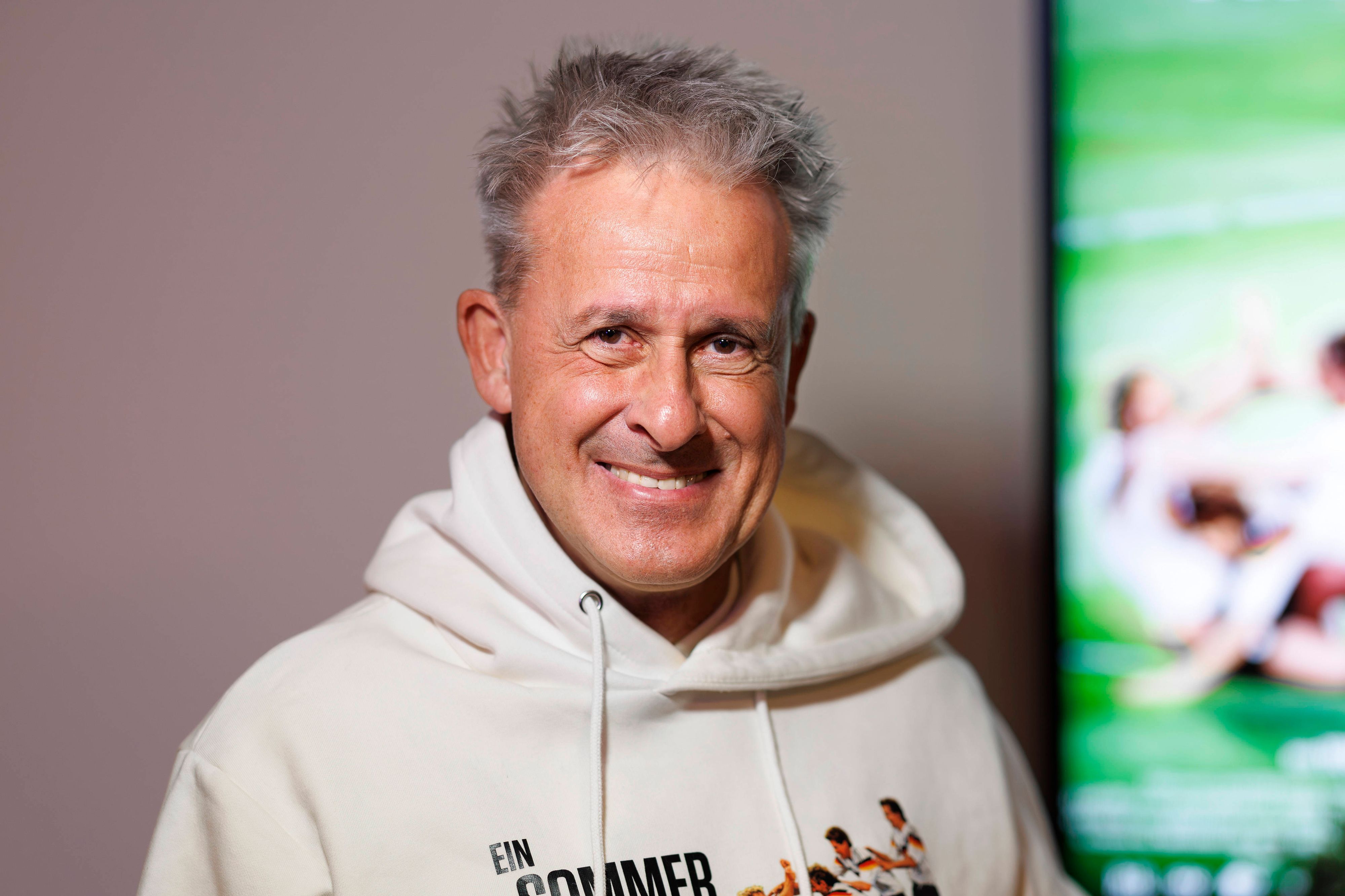 Pierre Littbarski lächelt in die Kamera.