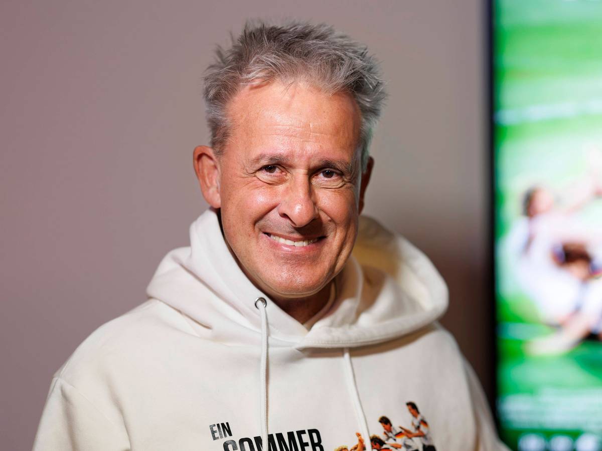 Pierre Littbarski lächelt in die Kamera.