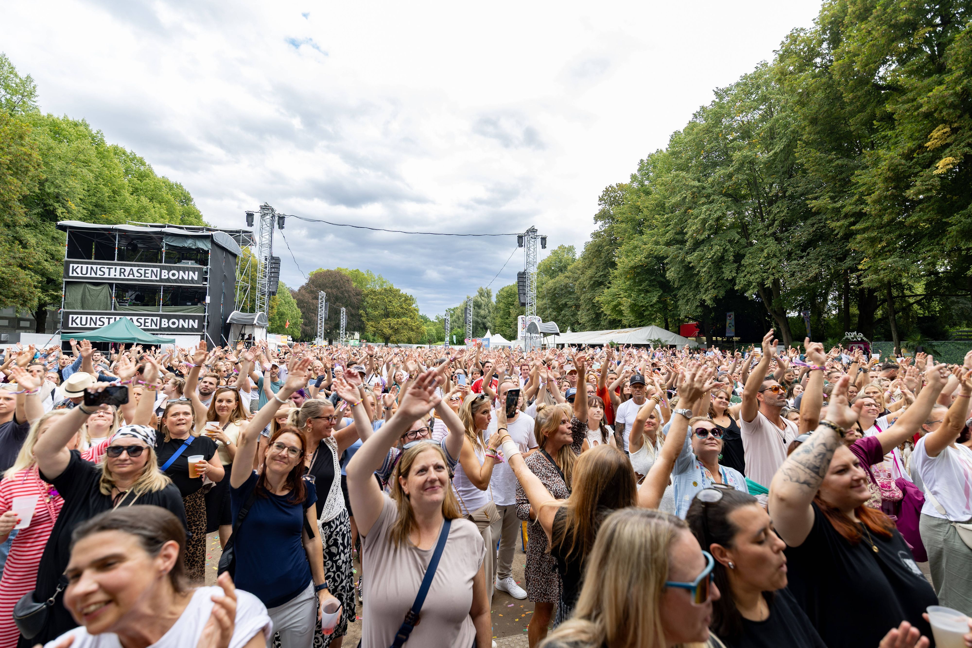 Publikum beim Festival auf dem KunstRasen in Bonn.