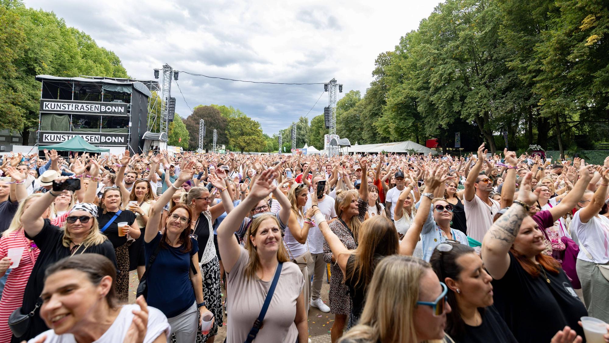 Publikum beim Festival auf dem KunstRasen in Bonn.