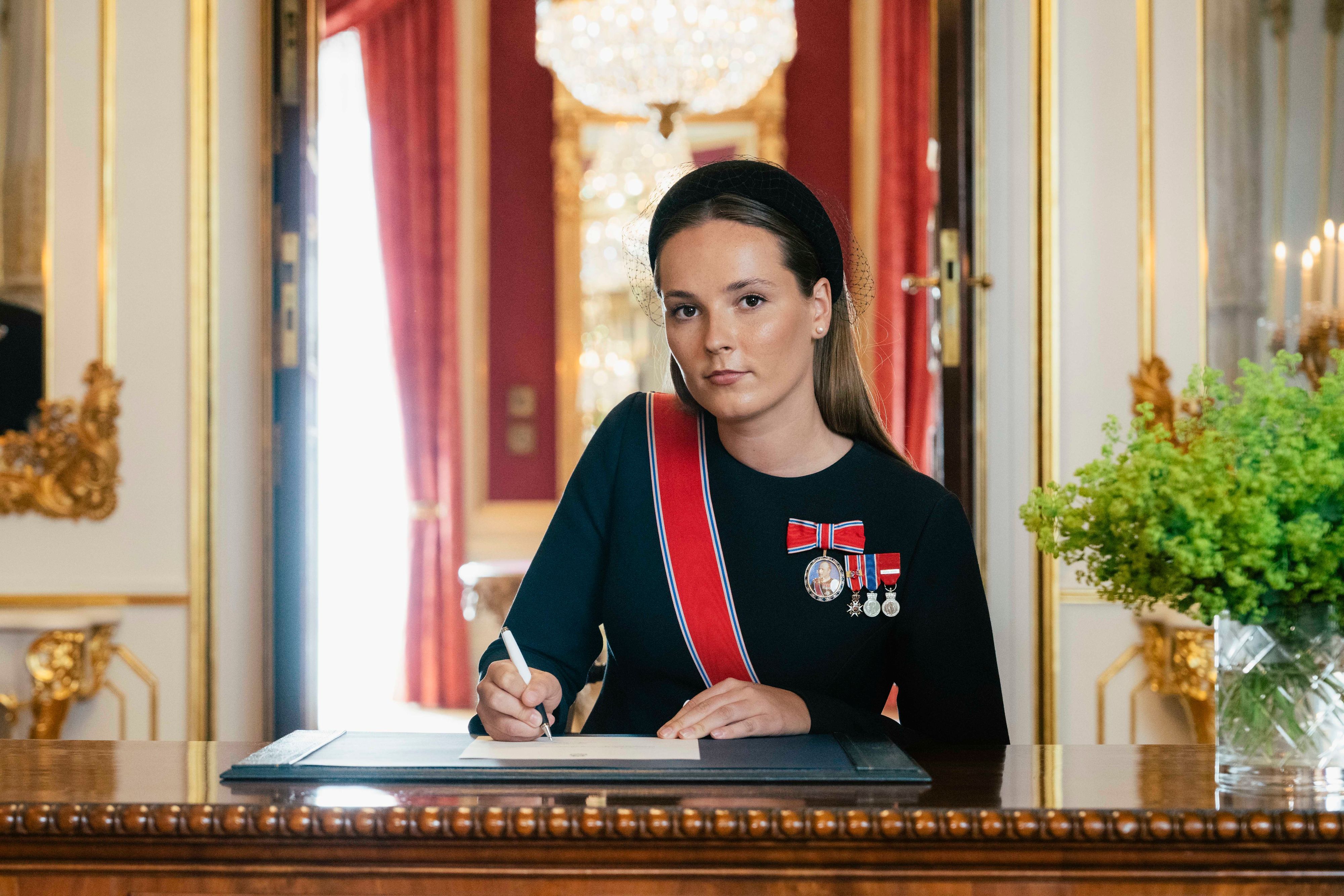 Das norwegische Königshaus hat am Dienstag offizielle Porträts von Kronprinzessin Ingrid Alexandra veröffentlicht, die sie bei der feierlichen Unterzeichnung ihres Verfassungseids im königlichen Schloss zeigen.