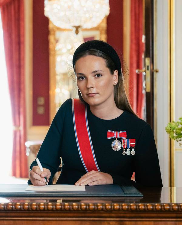 Das norwegische Königshaus hat am Dienstag offizielle Porträts von Kronprinzessin Ingrid Alexandra veröffentlicht, die sie bei der feierlichen Unterzeichnung ihres Verfassungseids im königlichen Schloss zeigen.