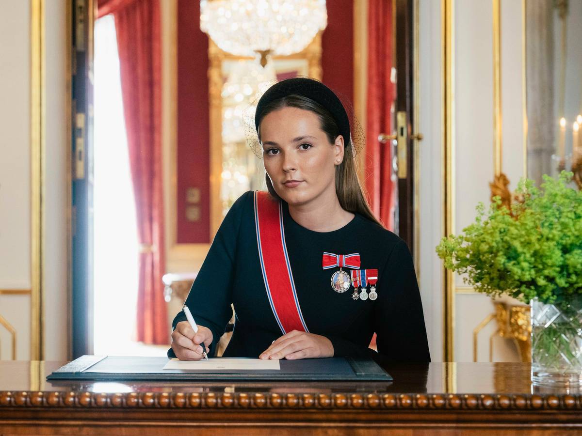 Das norwegische Königshaus hat am Dienstag offizielle Porträts von Kronprinzessin Ingrid Alexandra veröffentlicht, die sie bei der feierlichen Unterzeichnung ihres Verfassungseids im königlichen Schloss zeigen.
