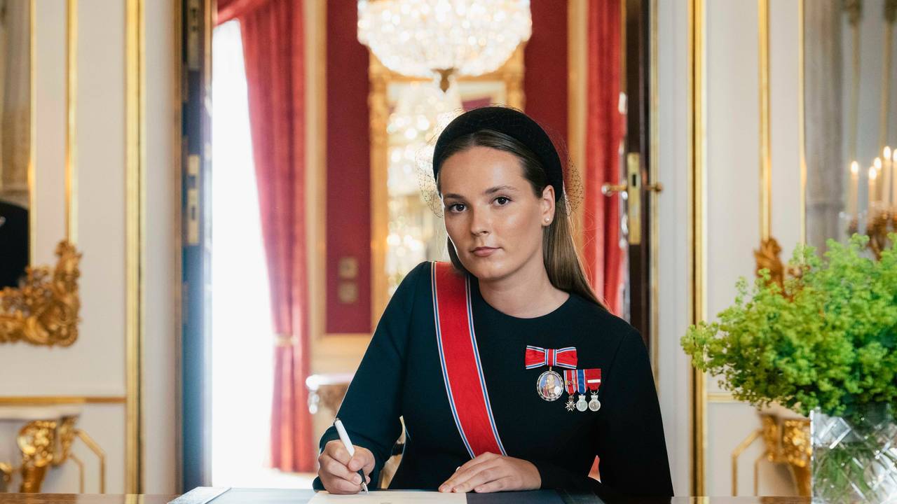 Das norwegische Königshaus hat am Dienstag offizielle Porträts von Kronprinzessin Ingrid Alexandra veröffentlicht, die sie bei der feierlichen Unterzeichnung ihres Verfassungseids im königlichen Schloss zeigen.