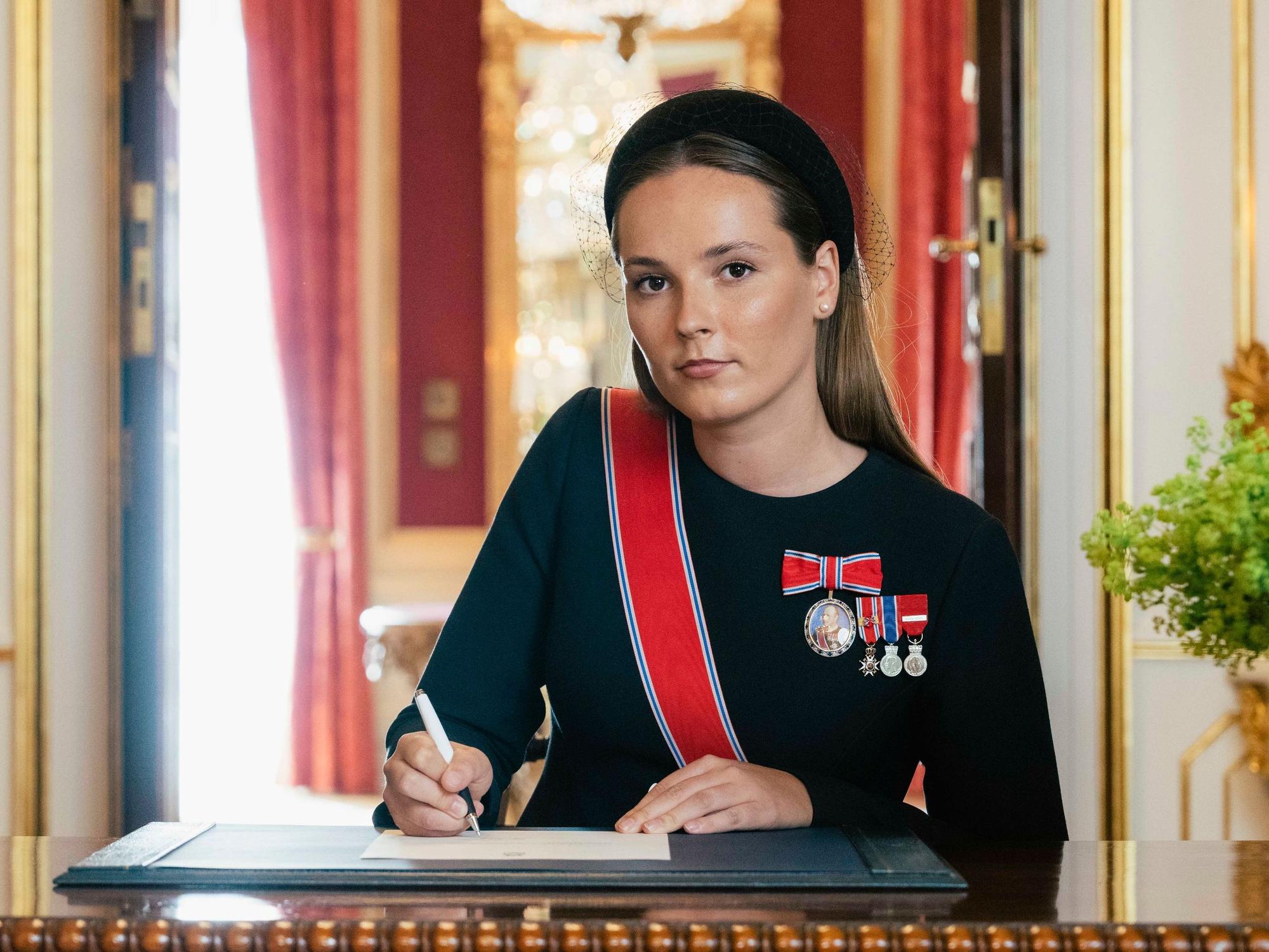 Das norwegische Königshaus hat am Dienstag offizielle Porträts von Kronprinzessin Ingrid Alexandra veröffentlicht, die sie bei der feierlichen Unterzeichnung ihres Verfassungseids im königlichen Schloss zeigen.