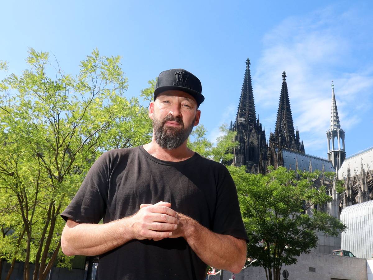 Interview mit dem Sänger Gentleman vor dem Kölner Dom.