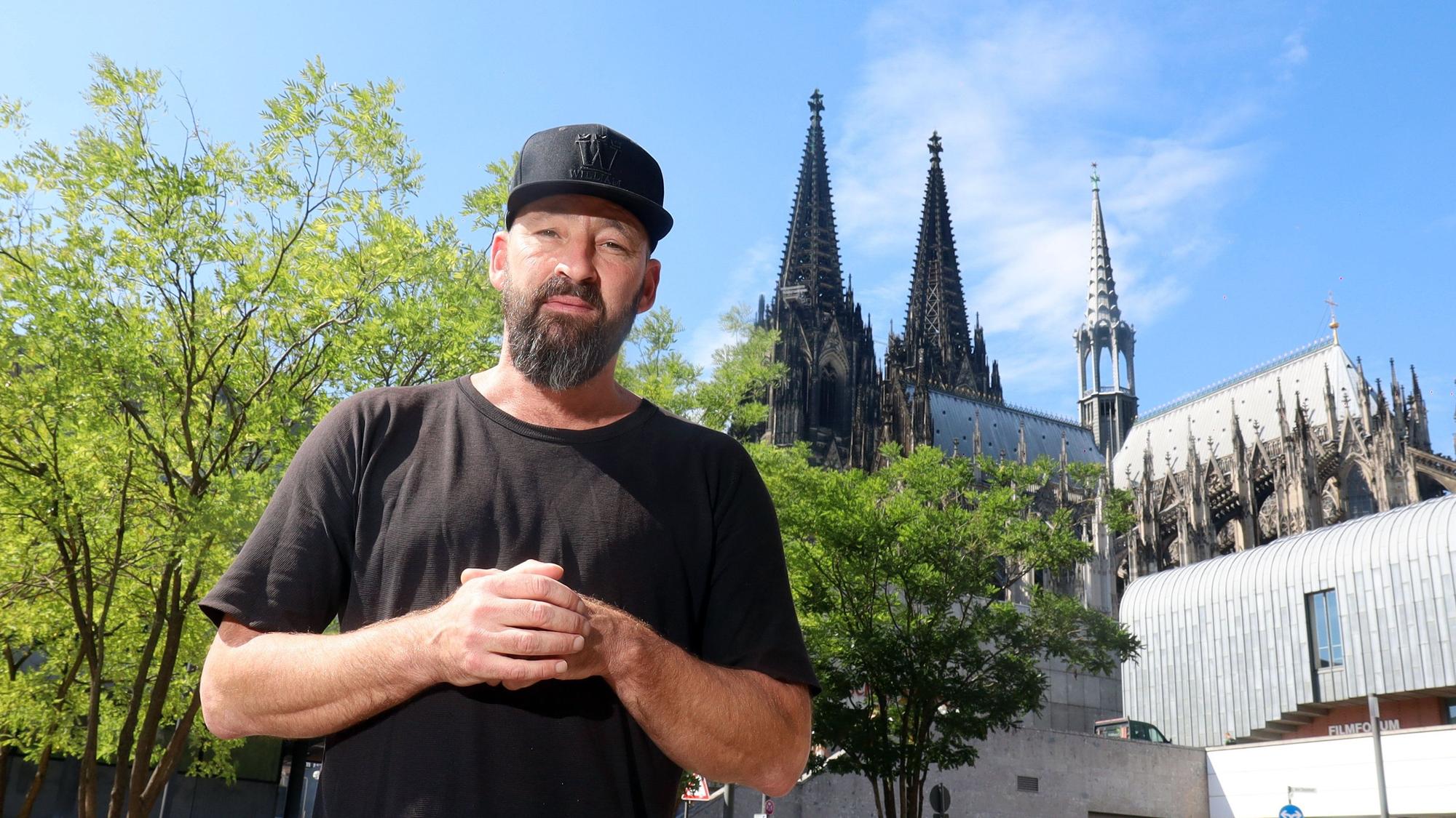 Interview mit dem Sänger Gentleman vor dem Kölner Dom.
