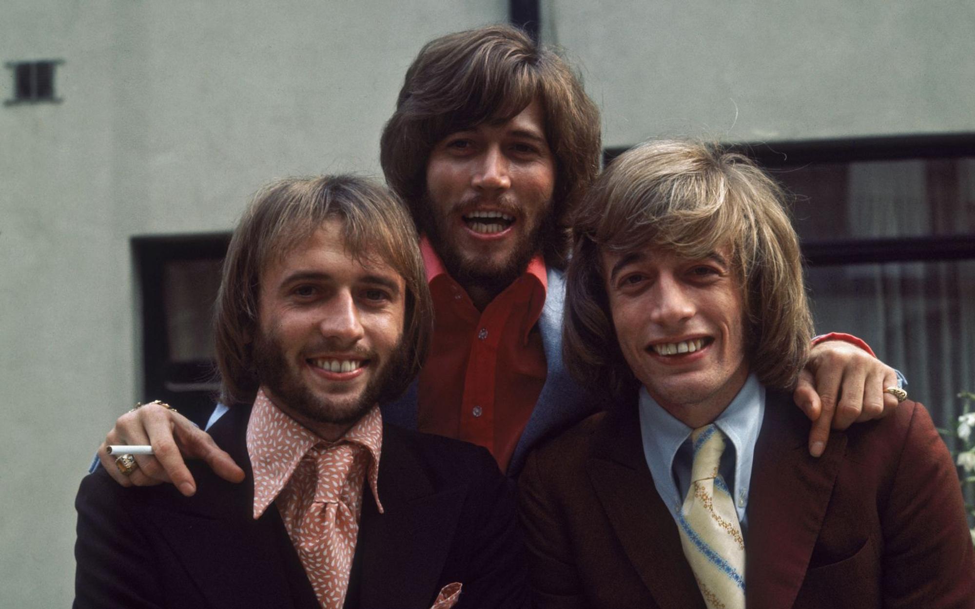 Mit seinen Brüdern Maurice (links) und Robin (rechts) schrieb Barry Gibb Pop-Geschichte. Die Tonträger der Bee Gees verkauften sich über 220 Millionen Mal. (Bild: Sydney O'Meara/Daily Express/Hulton Archive/Getty Images)