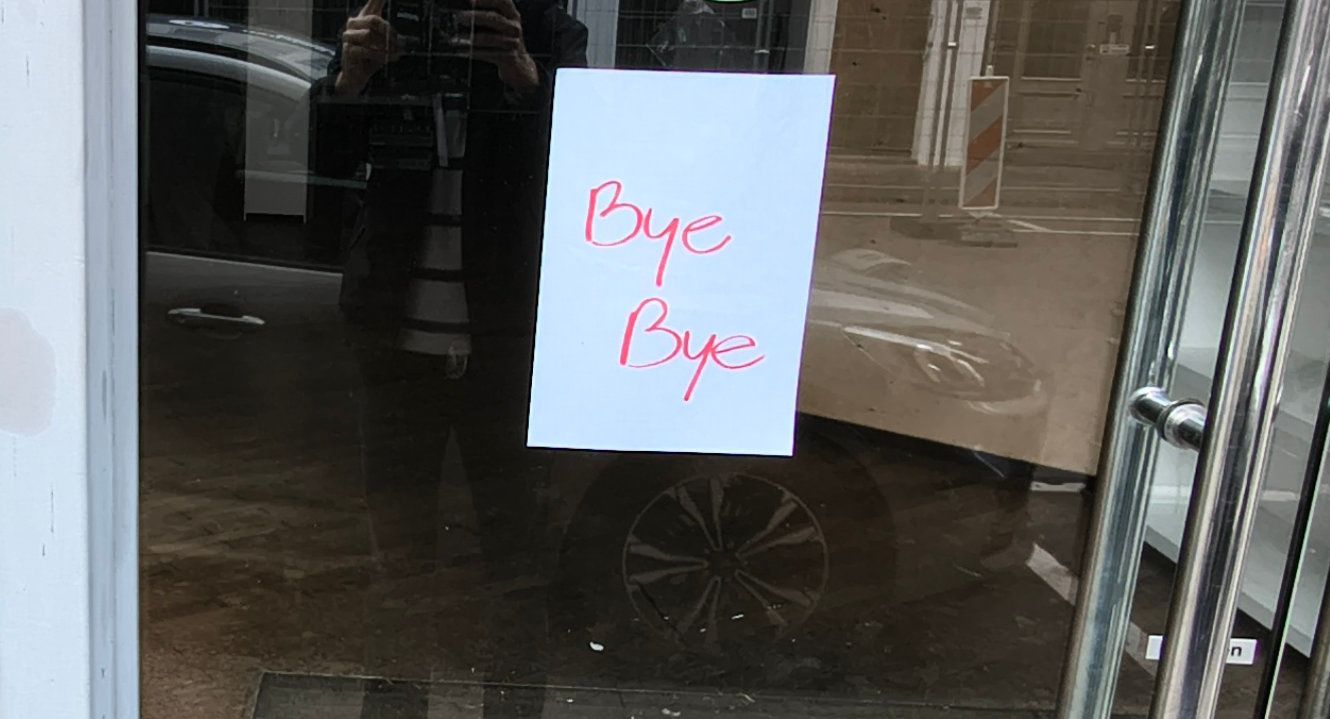 An der Eingangstür hängt ein Abschiedsschild. Das Modegeschäft „Prego“ auf der Apostelnstraße in Köln hat geschlossen.