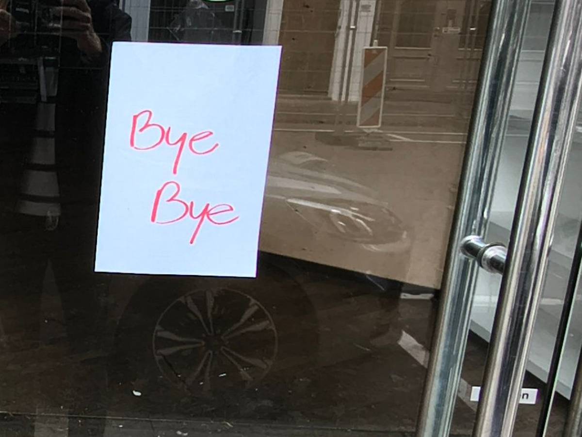 An der Eingangstür hängt ein Abschiedsschild. Das Modegeschäft „Prego“ auf der Apostelnstraße in Köln hat geschlossen.