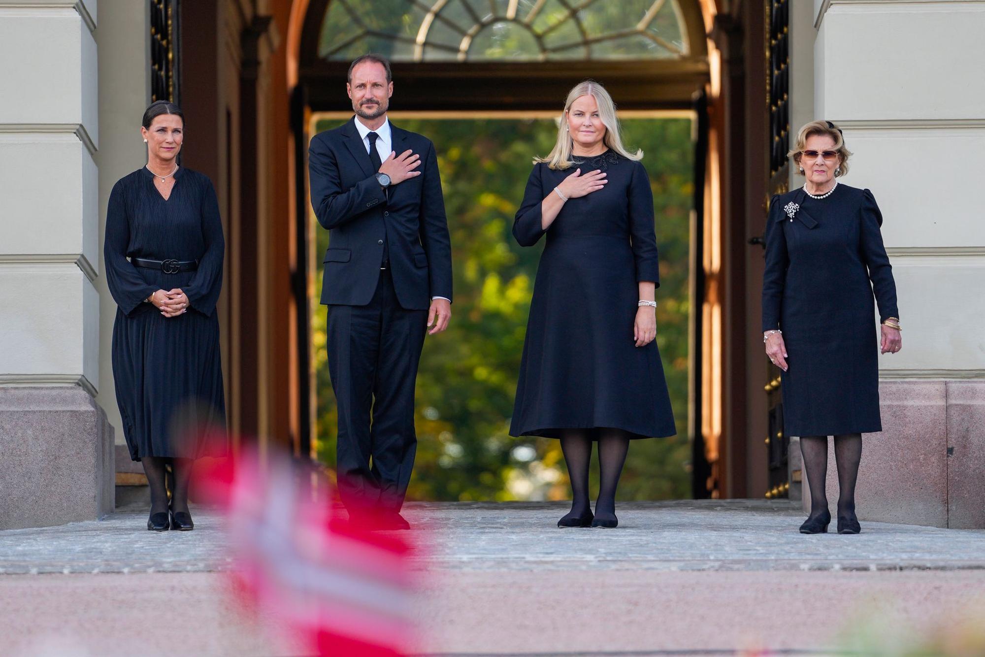 Nach dem Tod von König Harald posiert die norwegische Königsfamilie.