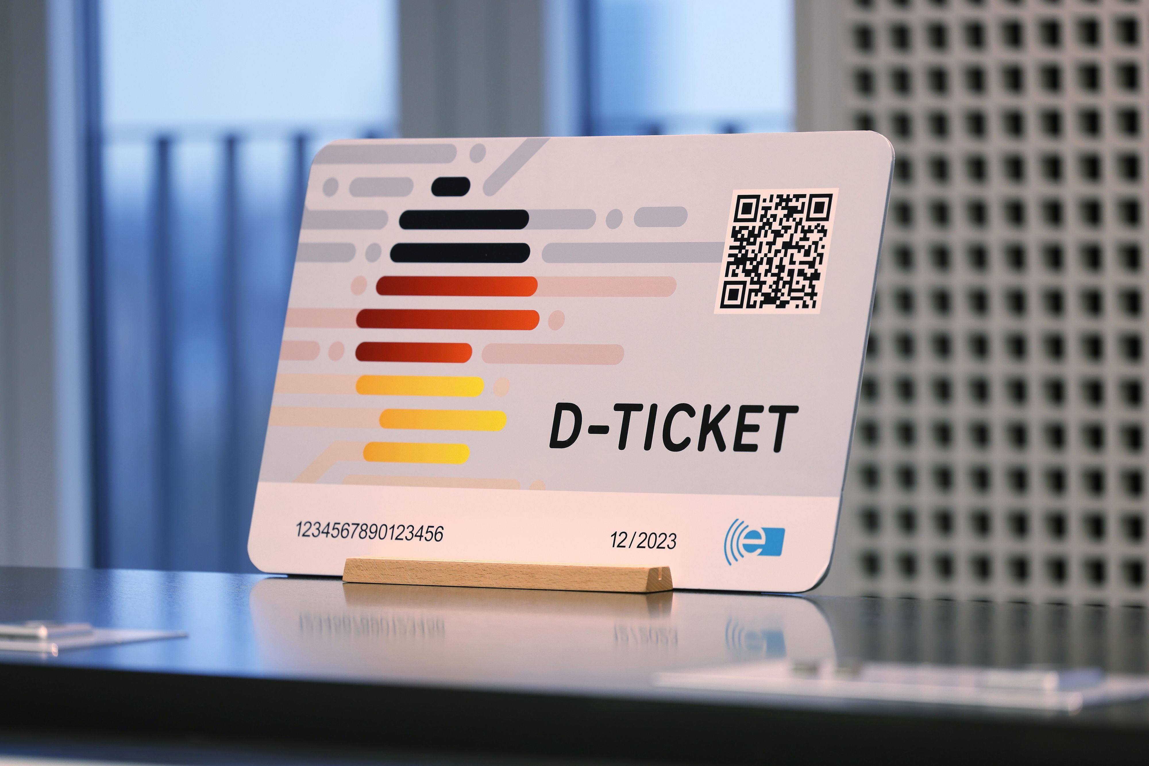 Deutschlandticket auf einem Tisch
